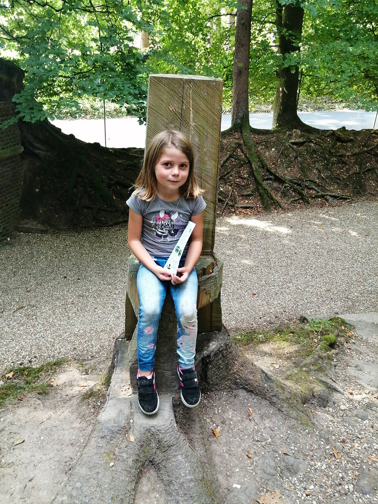 Louane participe au concours pour gagner de l'argent avec cette photo : child, footwear, fun, jeans, joy, leaf, person, photography, plant, shoe, smile, standing, summer, toddler, tree, vacation