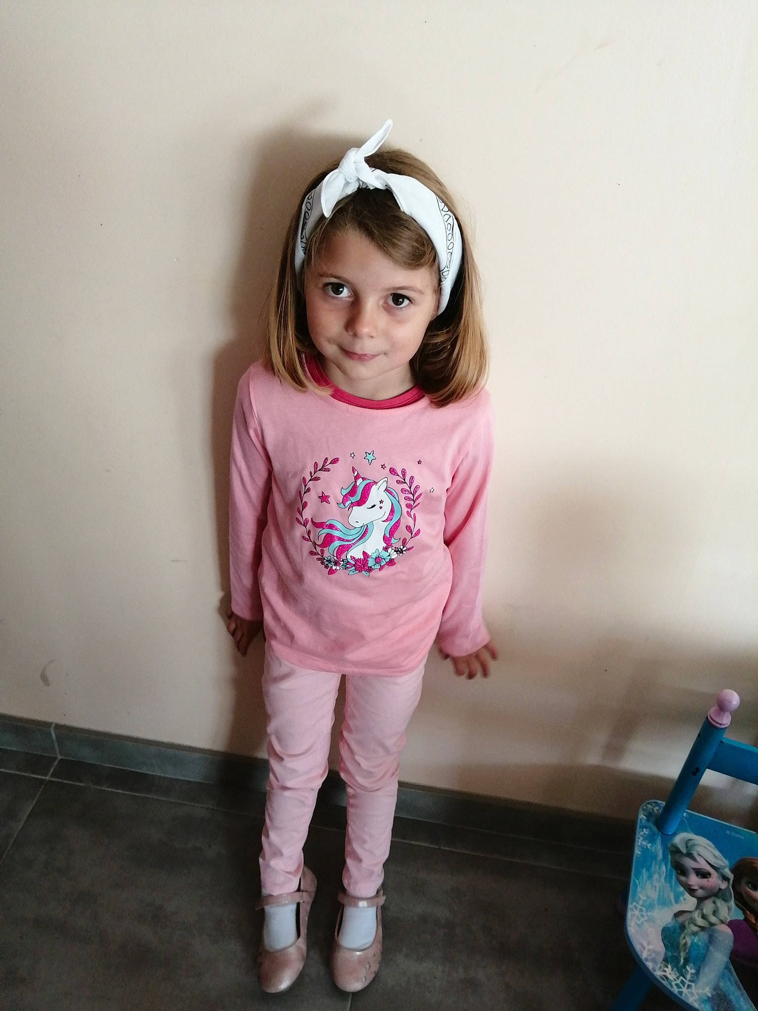 Louane a rejoint le concours — aidez-le/la à gagner de superbes lots ! baby_toddler_clothing, child, child_model, clothing, hair_accessory, joy, leggings, outerwear, person, pink, sleeve, t_shirt, toddler