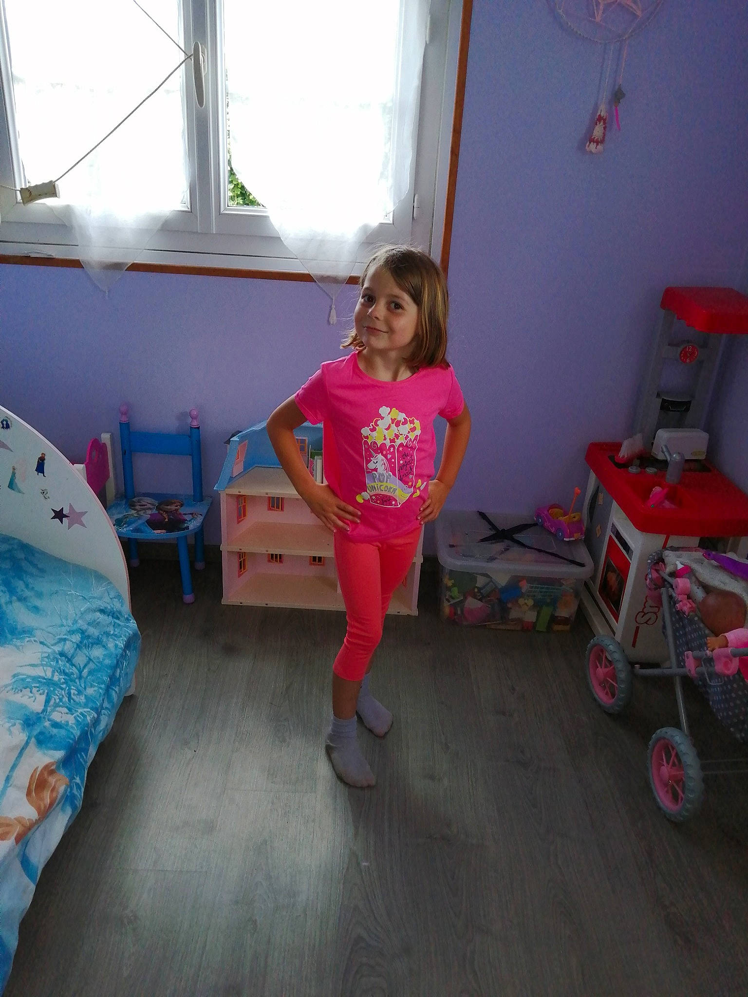 Louane participe au concours pour gagner de l'argent avec cette photo : child, floor, flooring, fun, furniture, joy, person, play, room, textile, toddler