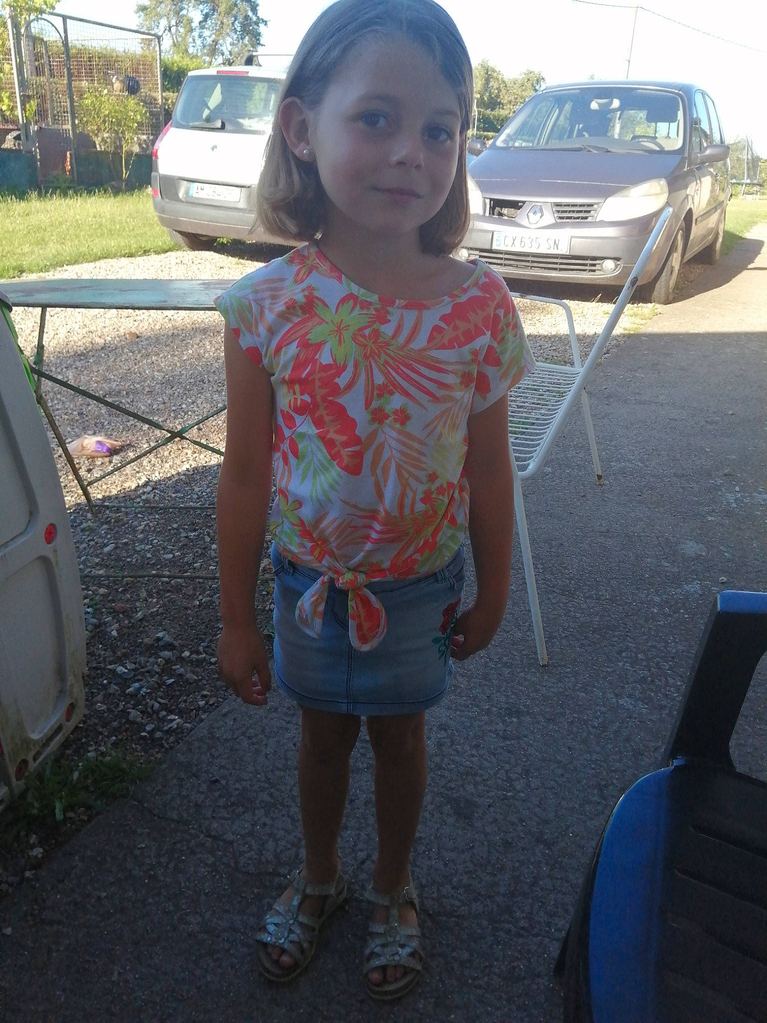 Louane participe au concours pour gagner de l'argent avec cette photo : car, family_car, luxury_vehicle, minivan, person, summer, vacation, vehicle, vehicle_door