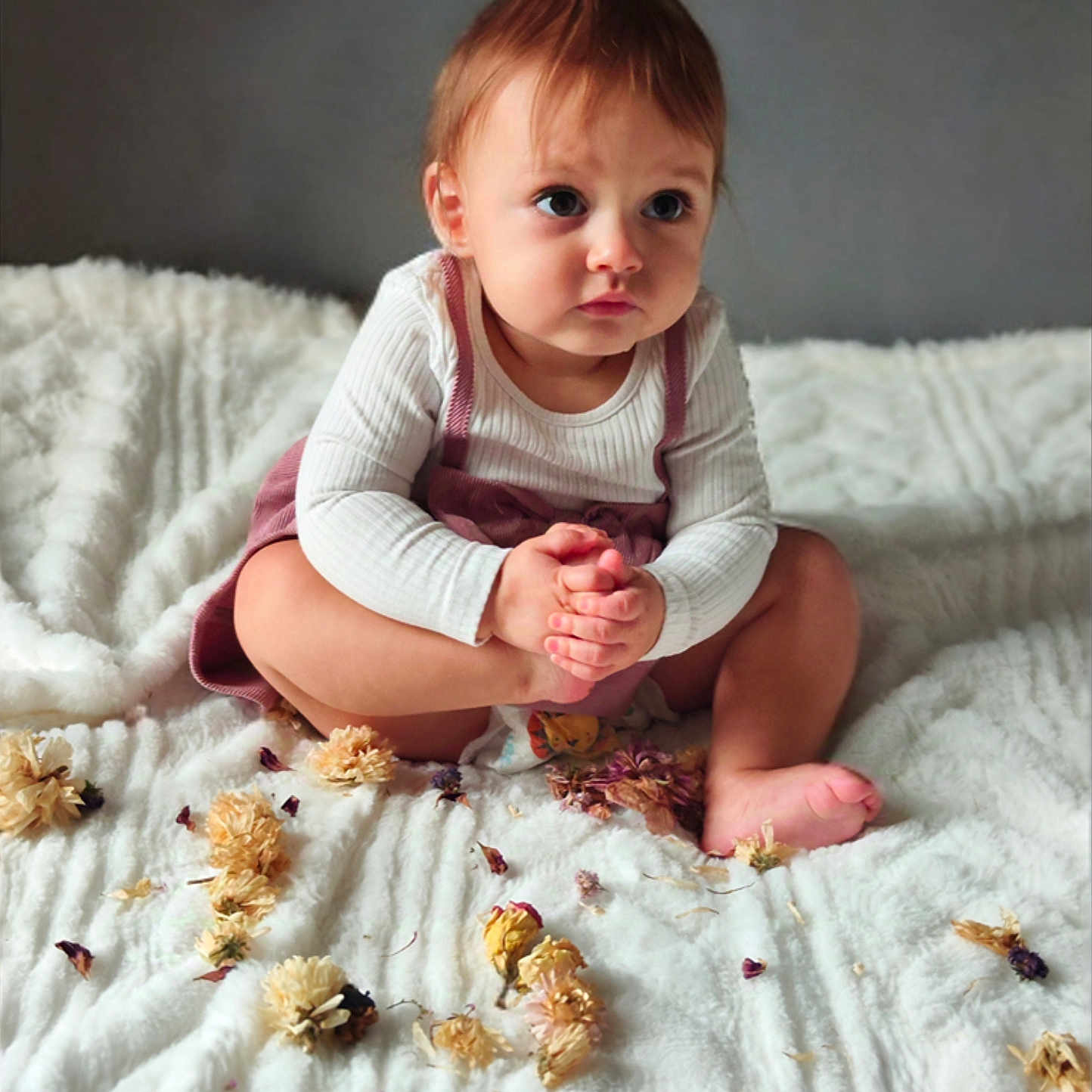 Elena a rejoint le concours — aidez-le/la à gagner de superbes lots ! animal, baby, babycrawling, bee, blanket, blonde, bodypart, crawling, face, finger, hair, hand, head, honeybee, insect, invertebrate, person, photography, portrait, sitting