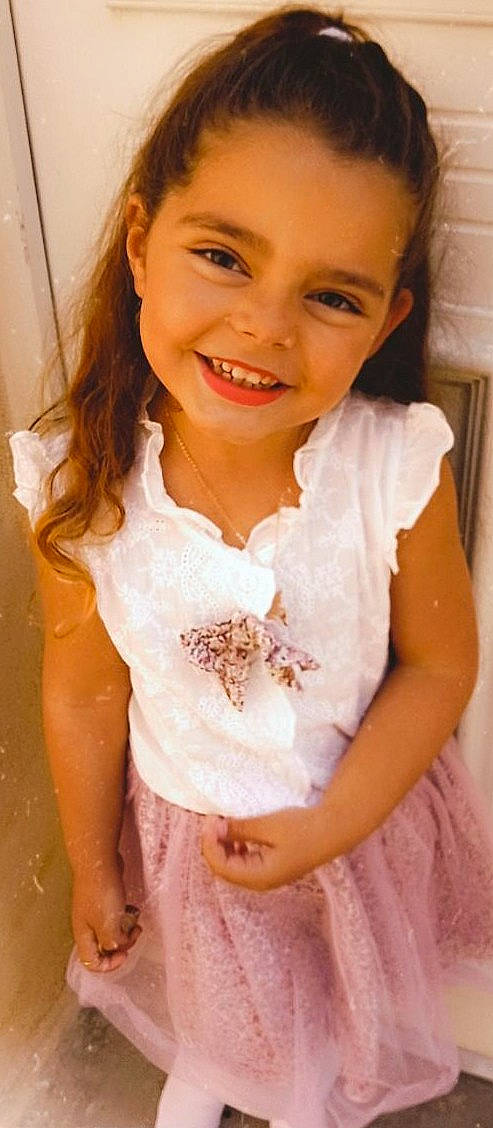 Mila a rejoint le concours — aidez-le/la à gagner de superbes lots ! baby_toddler_clothing, bridal_accessory, day_dress, dress, embellishment, event, eyelash, formal_wear, gesture, gown, hairstyle, happy, jewellery, joy, neck, one_piece_garment, person, pink, skin, sleeve