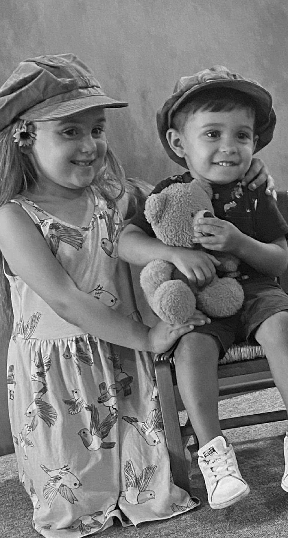 Mélya a rejoint le concours — aidez-le/la à gagner de superbes lots ! arm, black, clothing, eye, facial_expression, gesture, hairstyle, hand, happy, hat, headgear, headwear, joy, mammal, organ, person, photograph, product, shorts, smile