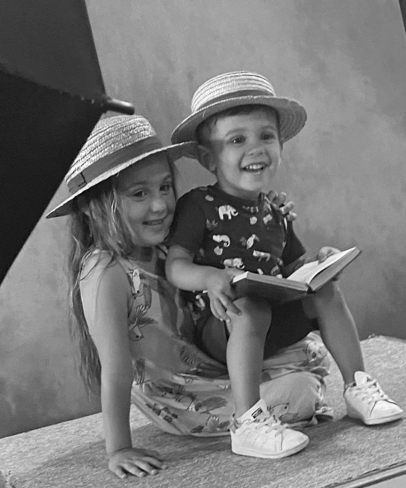 Mélya a rejoint le concours — aidez-le/la à gagner de superbes lots ! black, black_and_white, cap, child, facial_expression, flash_photography, fun, happy, hat, headgear, headwear, joy, monochrome, monochrome_photography, person, sitting, smile, sneakers, standing, style