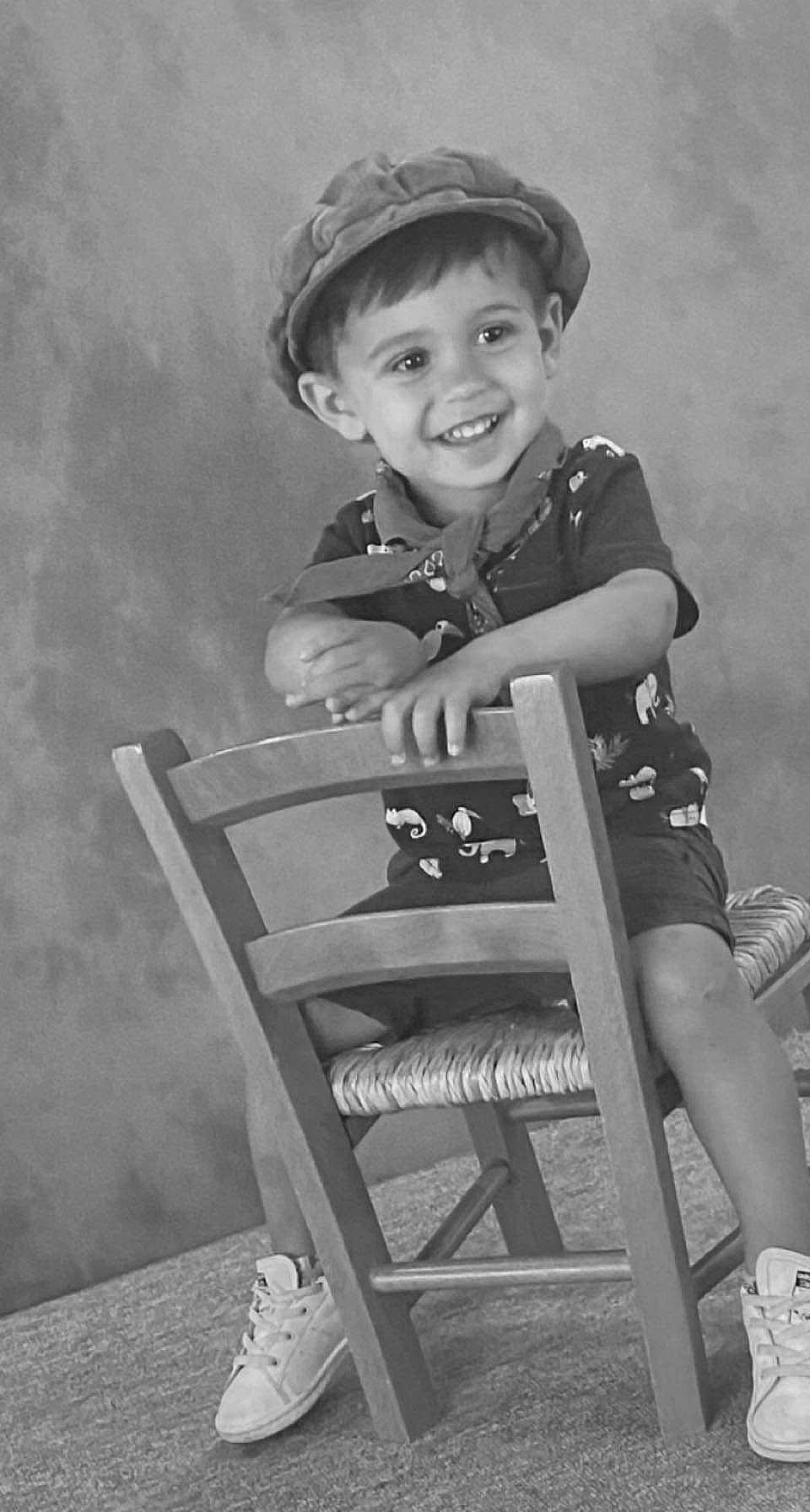 Maïdyne a rejoint le concours — aidez-le/la à gagner de superbes lots ! baby_toddler_clothing, black, black_and_white, child, eye, face, flash_photography, fun, grass, happy, joy, monochrome, monochrome_photography, person, shoe, shorts, sitting, smile, style, toddler