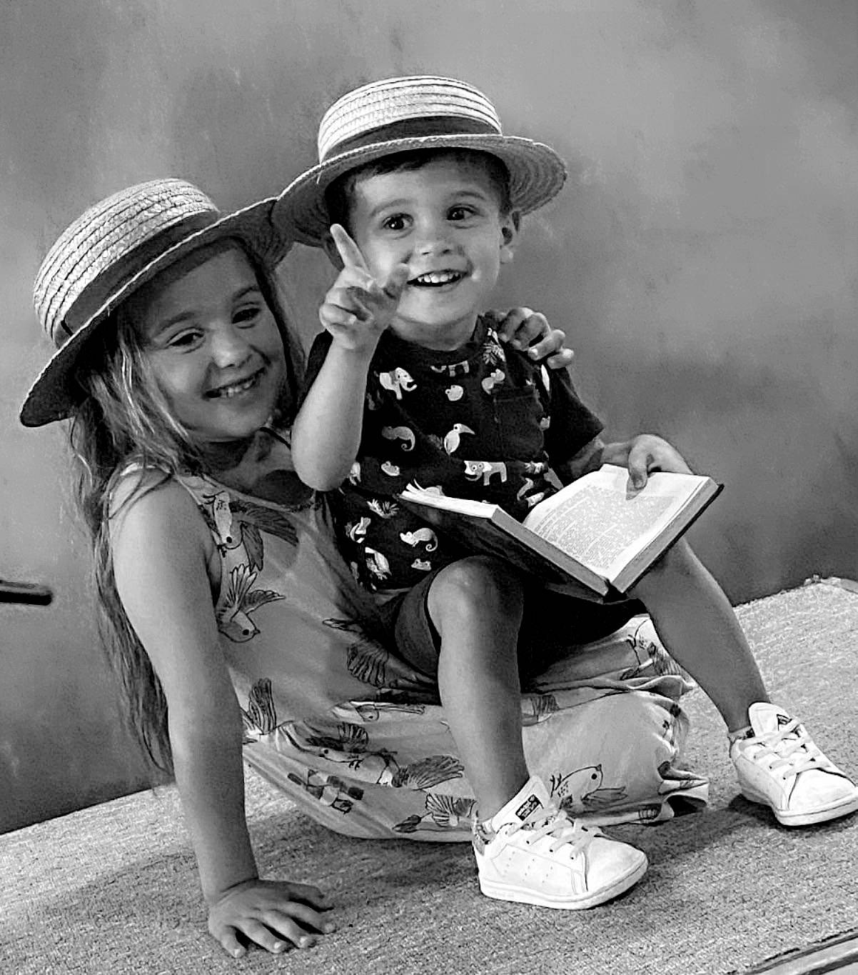 Maïdyne participe au concours pour gagner de l'argent avec cette photo : black, black_and_white, cool, cowboy_hat, facial_expression, flash_photography, fun, happy, hat, headgear, headwear, joy, monochrome_photography, people, person, photograph, shoe, smile, sneakers, style