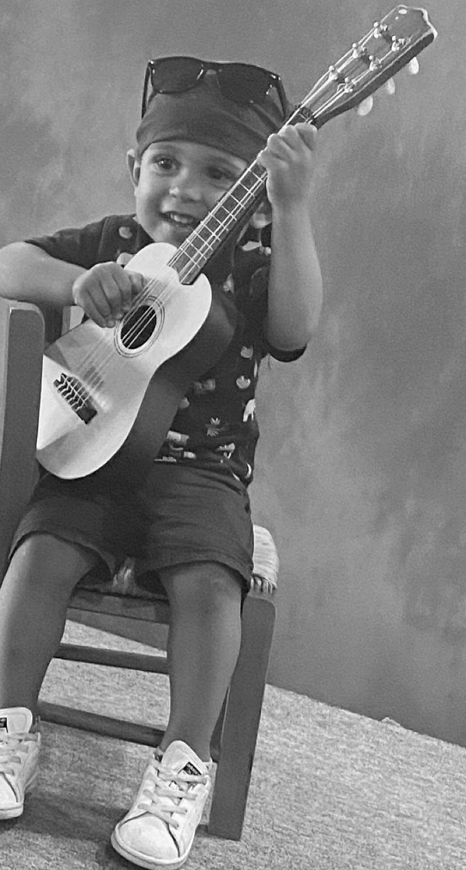 Maïdyne participe au concours pour gagner de l'argent avec cette photo : black, black_and_white, entertainment, guitar, guitar_accessory, guitarist, hand, headwear, music, music_artist, musical_instrument, musical_instrument_accessory, musician, person, photograph, plucked_string_instruments, standing, string_instrument, string_instrument_accessory, style