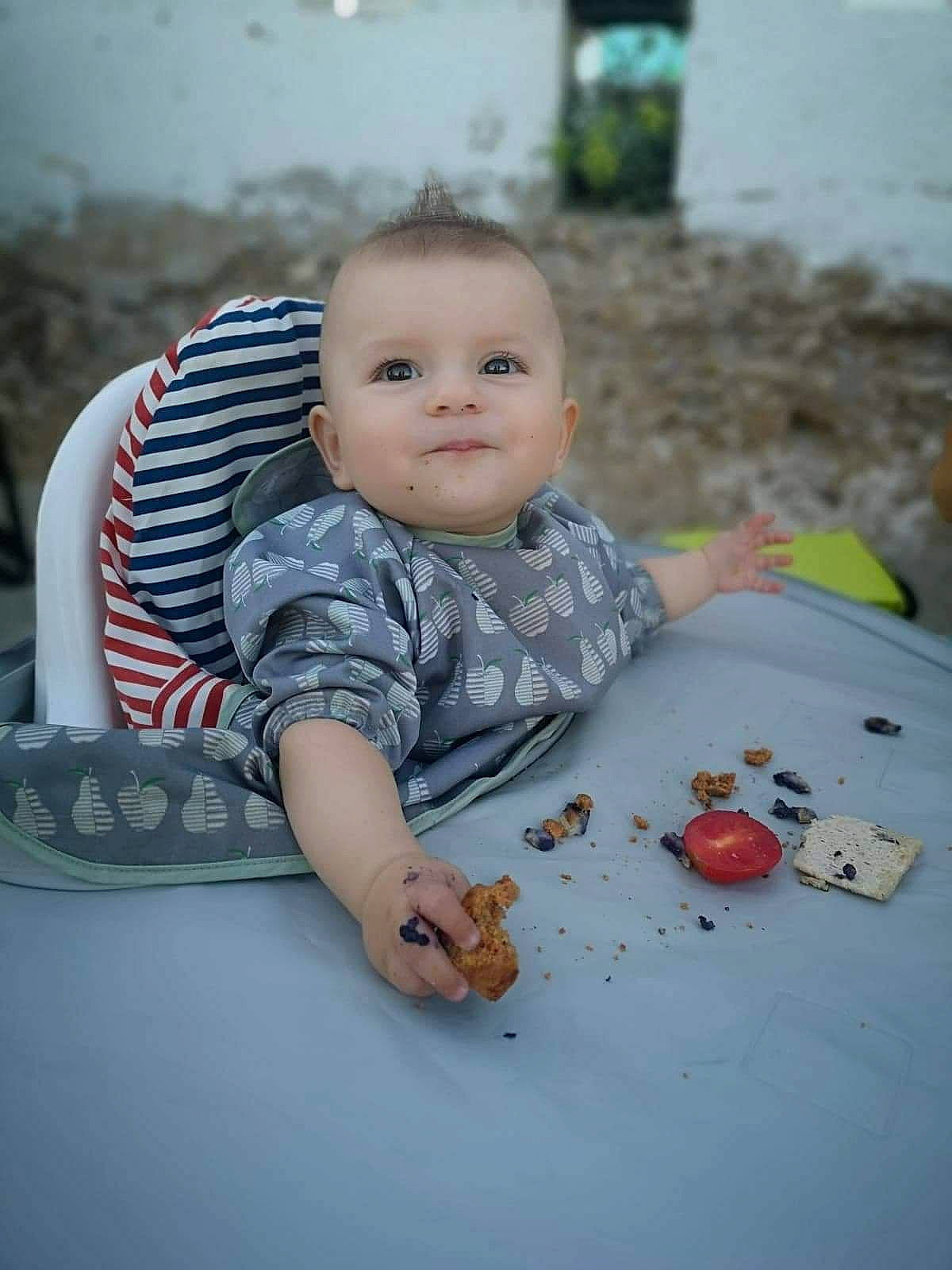 Naïs participe au concours pour gagner de l'argent avec cette photo : baby, cheek, child, eating, fun, person, play, sitting, skin, toddler