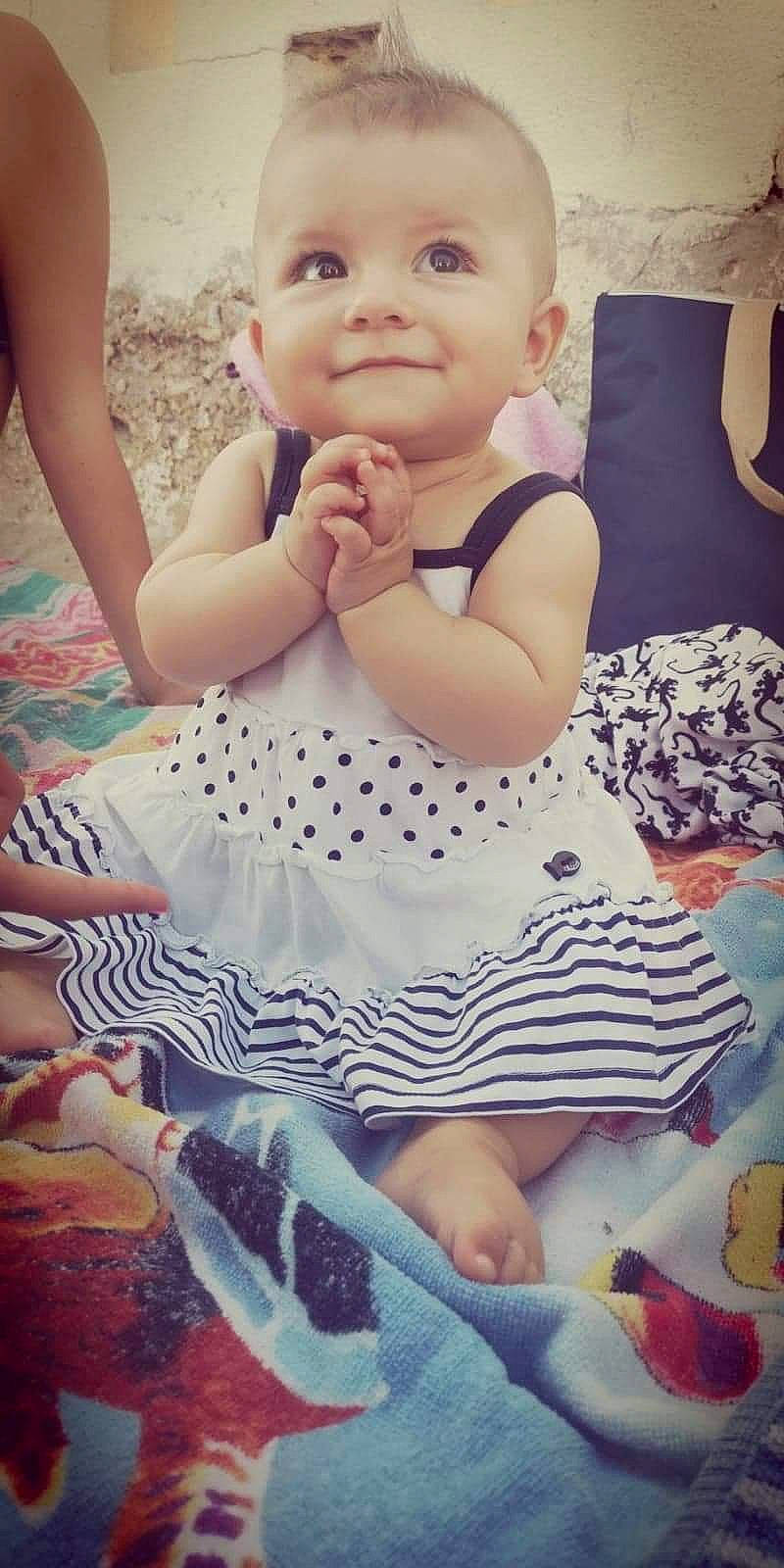 Naïs a rejoint le concours — aidez-le/la à gagner de superbes lots ! arm, baby, baby_toddler_clothing, cheek, child, dress, eye, face, finger, hand, head, joy, leg, nose, pattern, person, sitting, skin, smile, textile