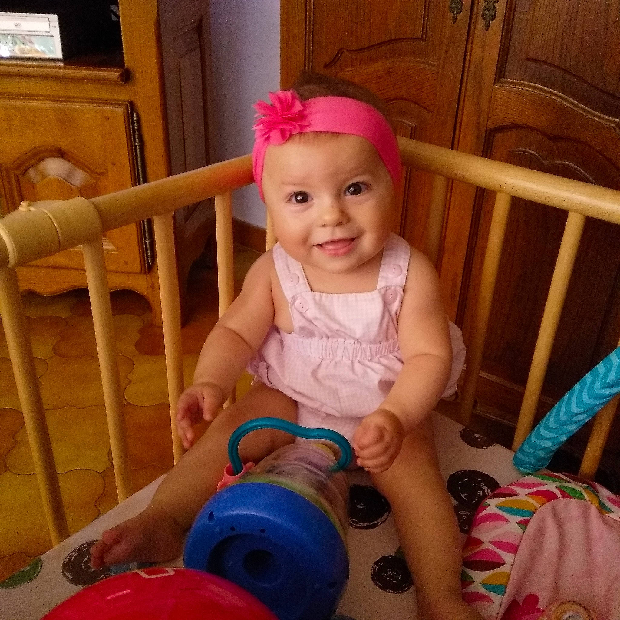 Naïs participe au concours pour gagner de l'argent avec cette photo : baby, baby_products, baby_toddler_clothing, child, eye, iris, joy, person, play, sitting, toddler