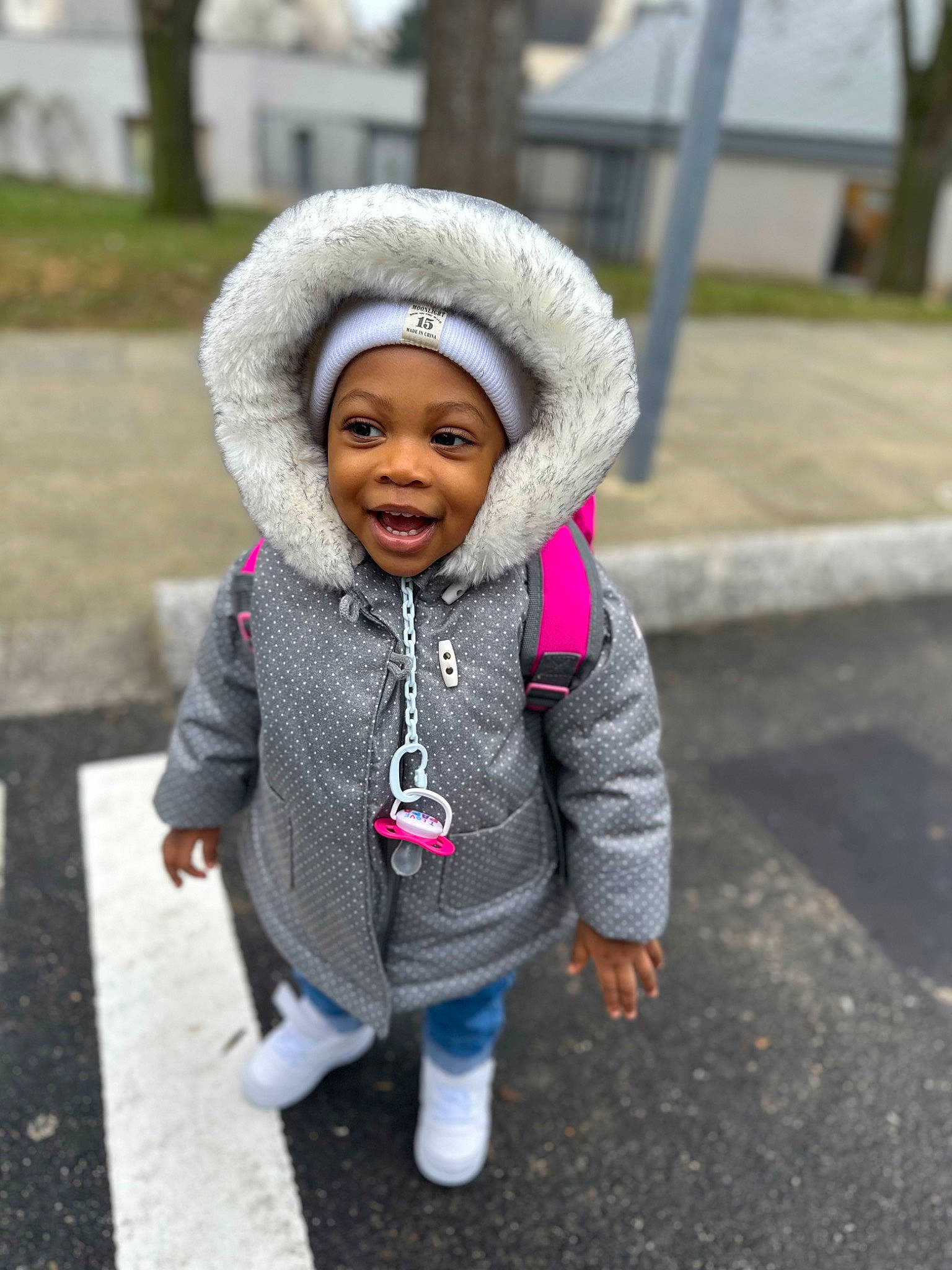 Laiannah participe au concours pour gagner de l'argent avec cette photo : baby, cap, child, city, fashion_accessory, freezing, fun, fur, grass, happy, headwear, jacket, joy, leisure, person, road, road_surface, smile, spring, standing
