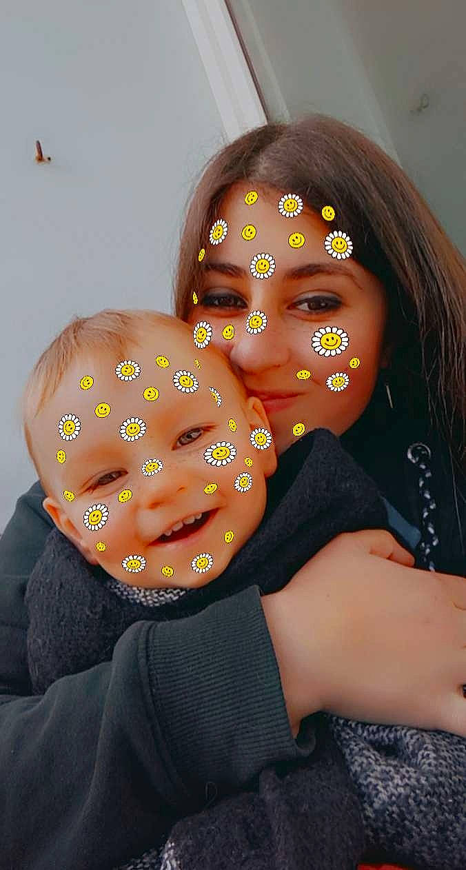 Ugo participe au concours pour gagner de l'argent avec cette photo : abdomen, art, black_hair, chest, fashion_accessory, flesh, fun, gesture, happy, head, heart, illustration, joy, love, magenta, nail, pattern, person, personal_protective_equipment, selfie