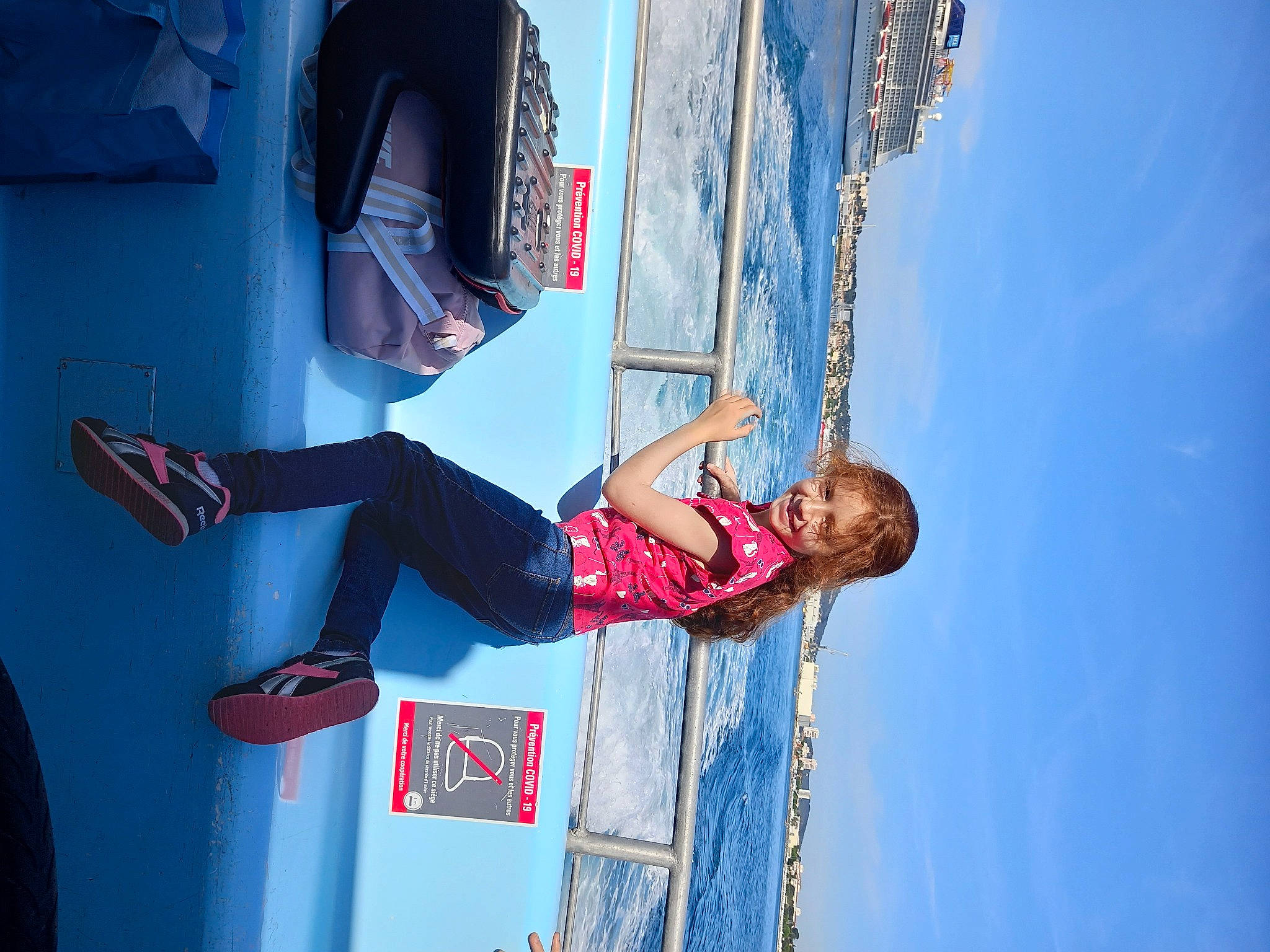 Jade participe au concours pour gagner de l'argent avec cette photo : adventure, azure, blue, carmine, elbow, electric_blue, facade, fun, human_leg, joy, leisure, outdoor_shoe, person, recreation, rock_climbing_equipment, rope, sky, sport_climbing, sports, sportswear