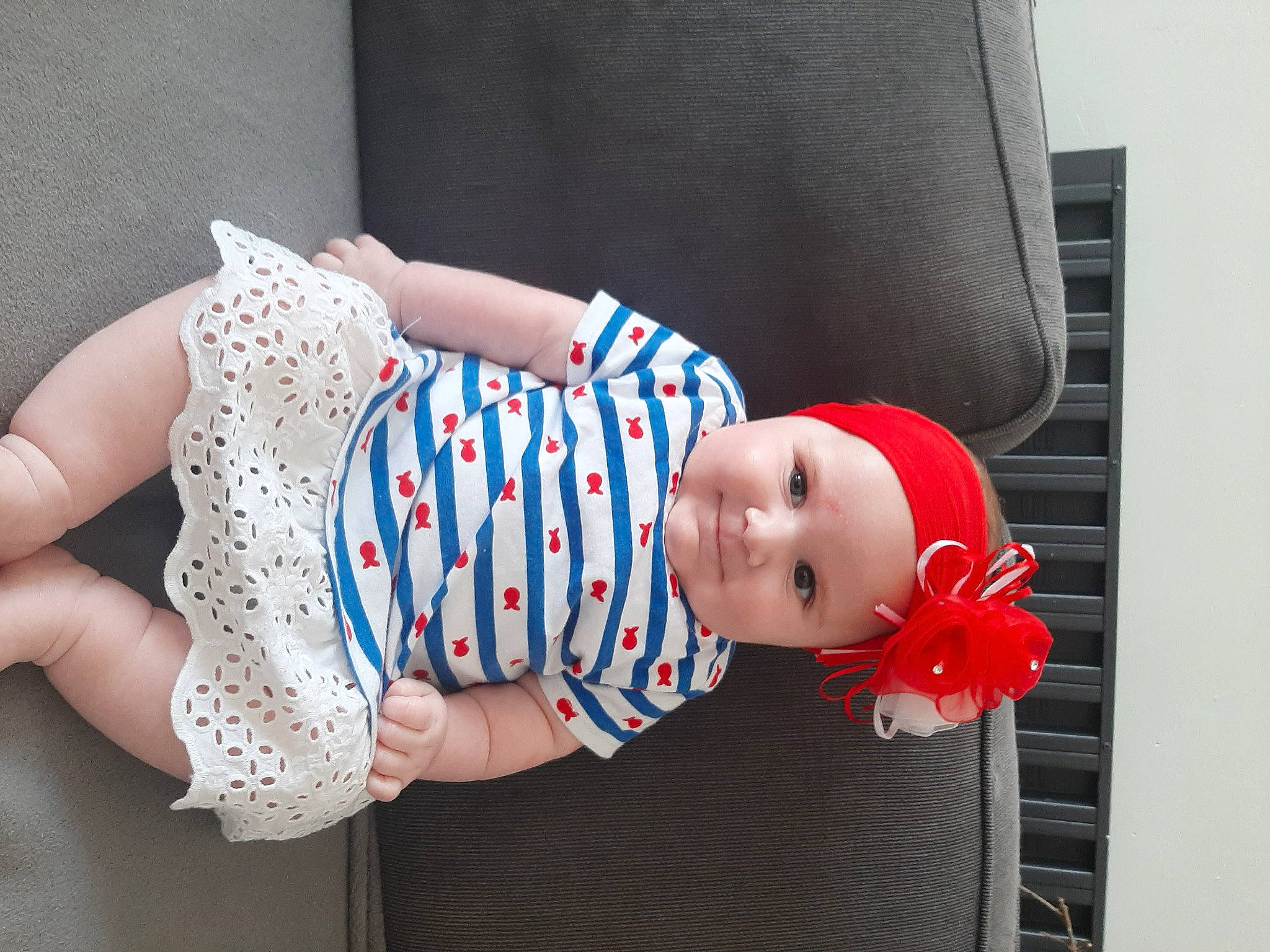 Lina a rejoint le concours — aidez-le/la à gagner de superbes lots ! arm, baby, baby_products, baby_toddler_clothing, child, headgear, headwear, pattern, person, product, red, toddler