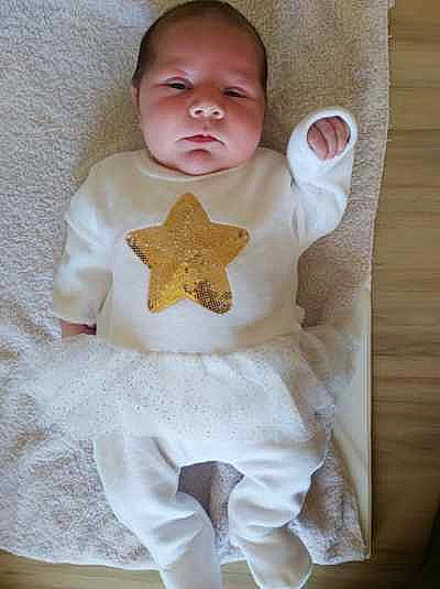 Lina participe au concours pour gagner de l'argent avec cette photo : baby, baby_toddler_clothing, child, person, toddler