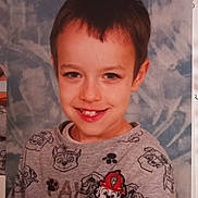 Noah a rejoint le concours — aidez-le/la à gagner de superbes lots ! applique, bodypart, boy, child, clothing, face, hair, happy, head, laughing, male, mouth, pattern, person, photography, portrait, shirt, smile, t_shirt, teeth