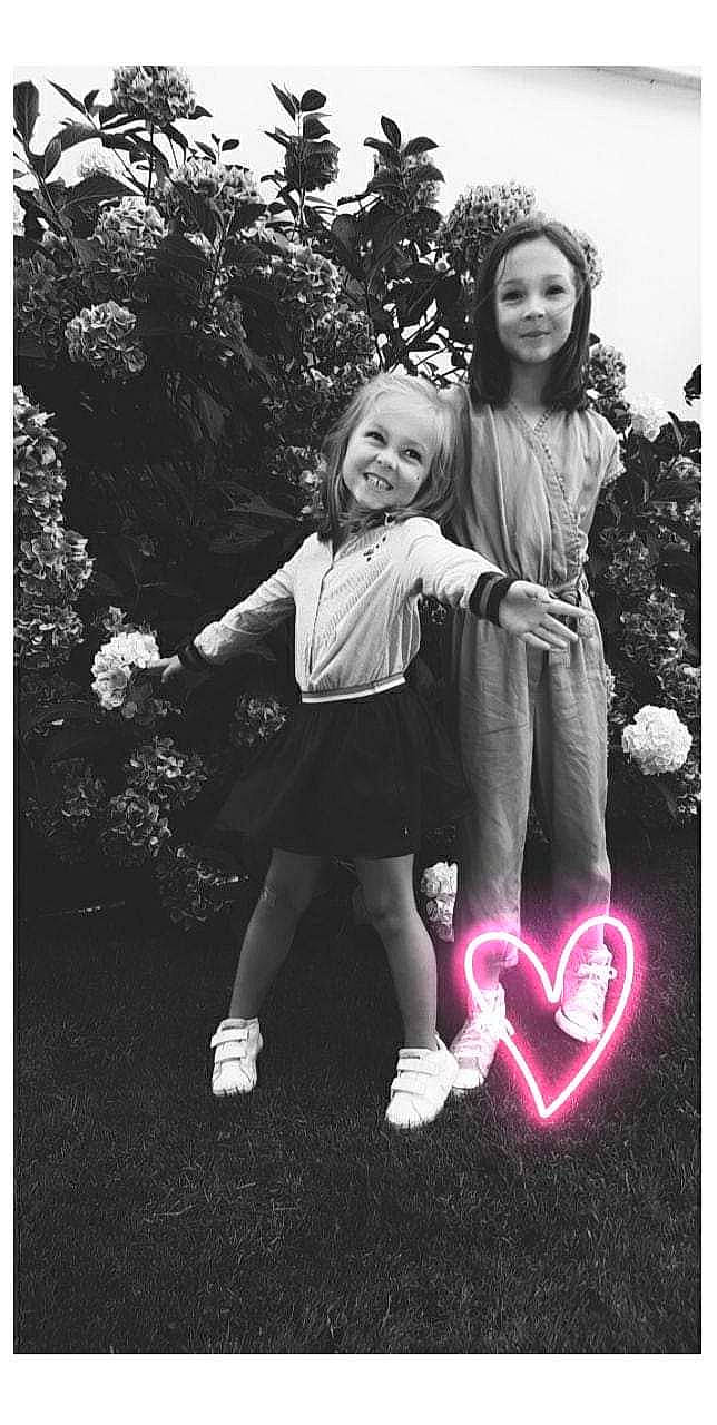 Lilou participe au concours pour gagner de l'argent avec cette photo : beauty, black, black_and_white, child, facial_expression, flash_photography, fun, gesture, grass, happy, human_body, joy, leg, monochrome, monochrome_photography, people, people_in_nature, person, plant, smile