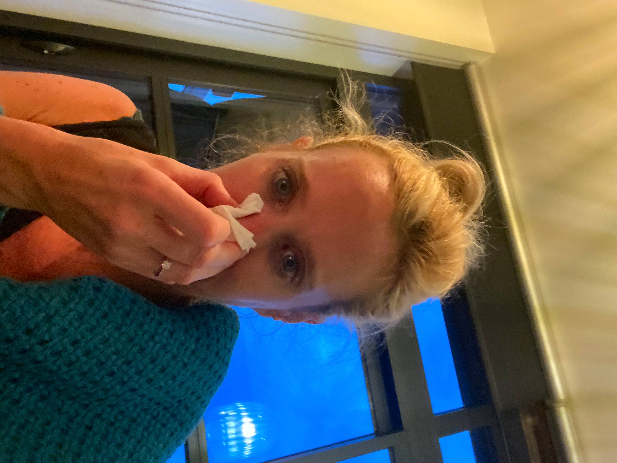 Ellie participe au concours pour gagner de l'argent avec cette photo : chest, elbow, electric_blue, eyelash, eyewear, facial_hair, finger, fun, gesture, hair_coloring, jaw, nail, person, room, selfie, thumb, wrist