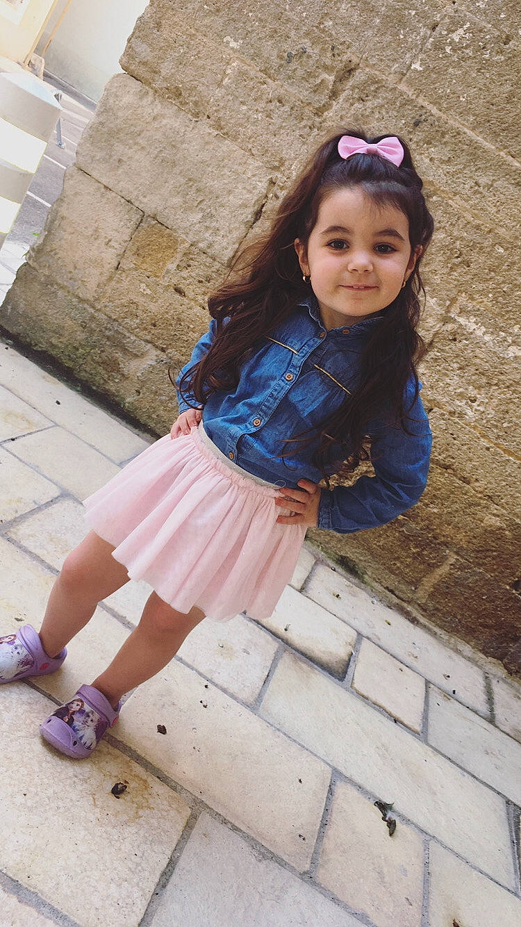Kélya a rejoint le concours — aidez-le/la à gagner de superbes lots ! beauty, child, child_model, fashion, fashion_accessory, footwear, headgear, joy, leg, long_hair, pattern, person, photography, pink, play, shoe, sitting, smile, snapshot, textile