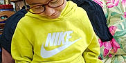 Lyam participe au concours pour gagner de l'argent avec cette photo : child, boy, yellow_sweatsuit, nike, glasses, chick, bird, pet, indoor, couch, floral_pattern, bookshelf, books, decor, curious, seated, casual_clothing, young, cute, animal