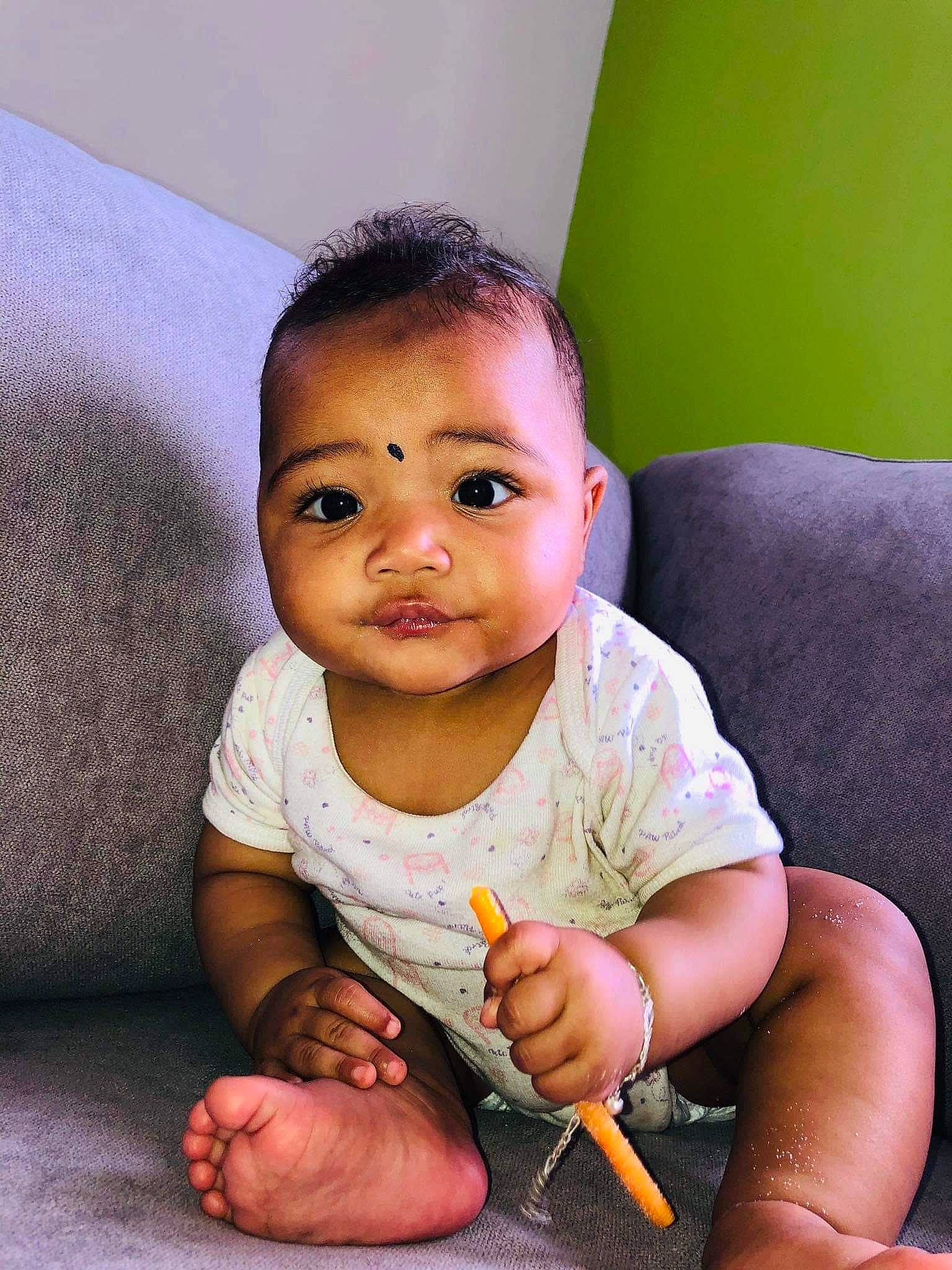 Elyanna participe au concours pour gagner de l'argent avec cette photo : arm, baby_toddler_clothing, cheek, chin, eye, flash_photography, gesture, hair, hairstyle, hand, happy, head, human_body, iris, joint, lip, mouth, nose, person, skin