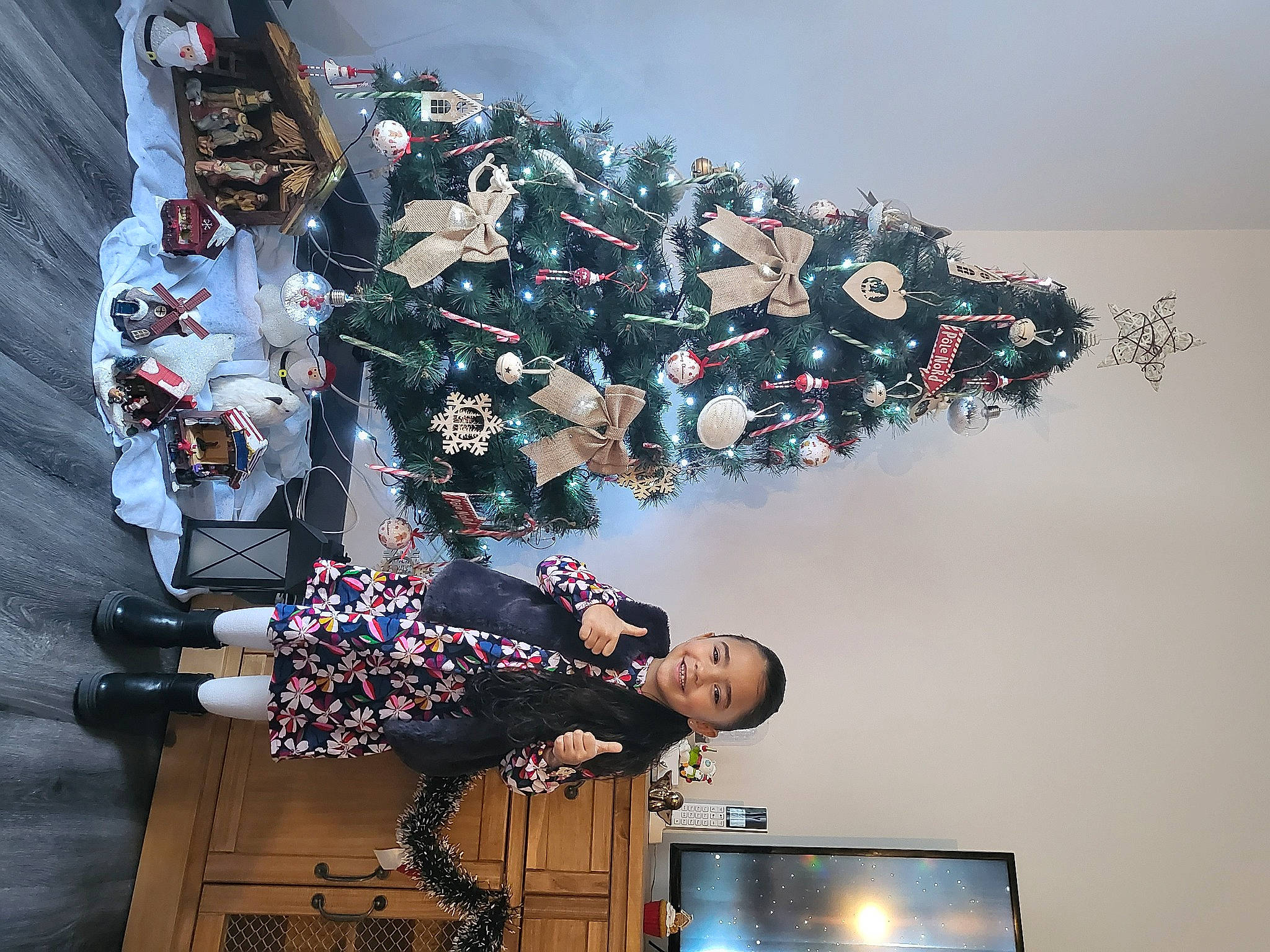 Maëlyss participe au concours pour gagner de l'argent avec cette photo : art, carmine, crowd, display_device, event, fashion_design, fun, joy, led_backlit_lcd_display, person, room, television, visual_arts, world