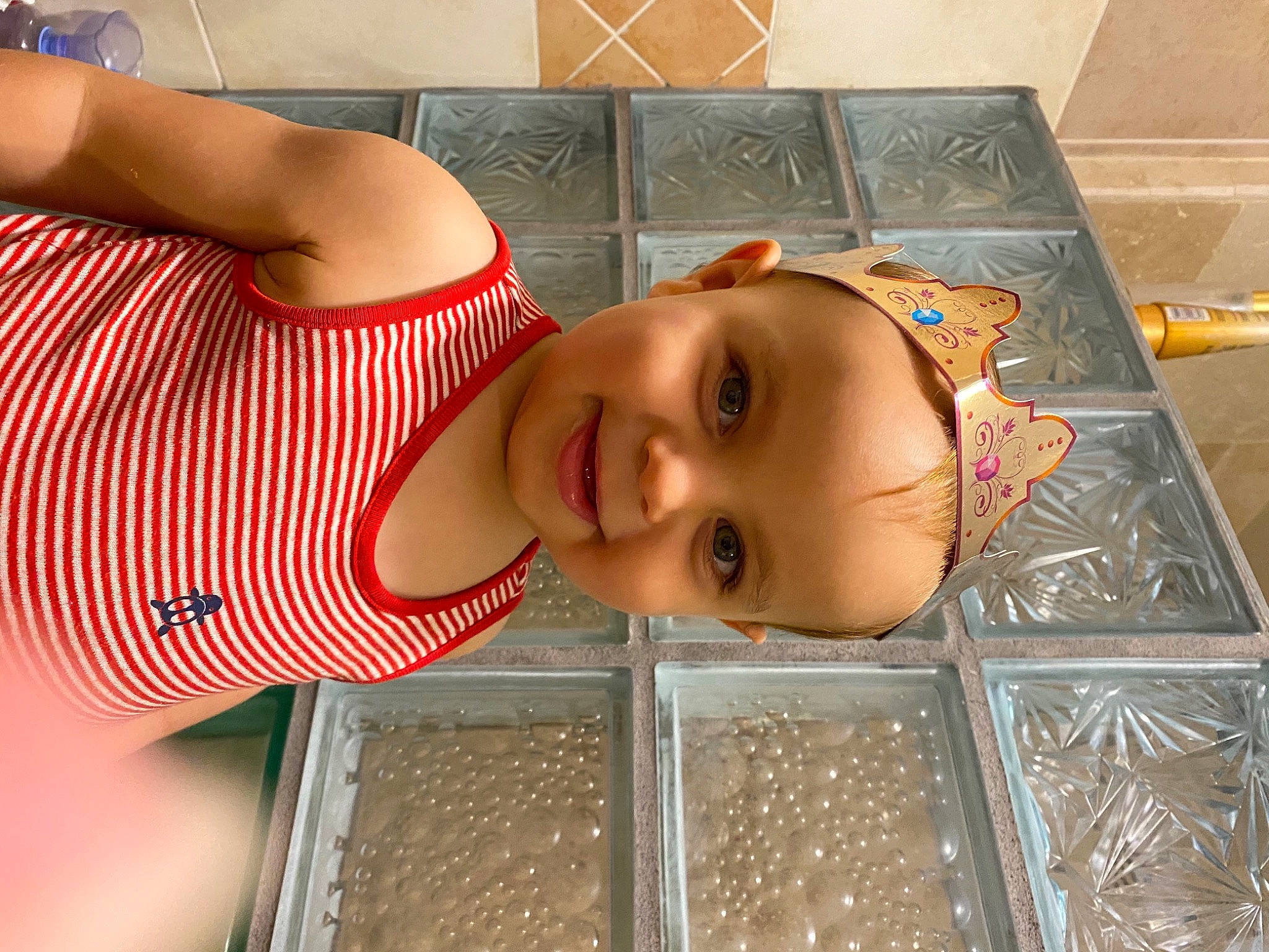 Enzo participe au concours pour gagner de l'argent avec cette photo : abdomen, baby, bathing, chest, elbow, eye, eyelash, flooring, hair, happy, head, human_body, joy, lip, mouth, nose, organ, person, smile, toddler