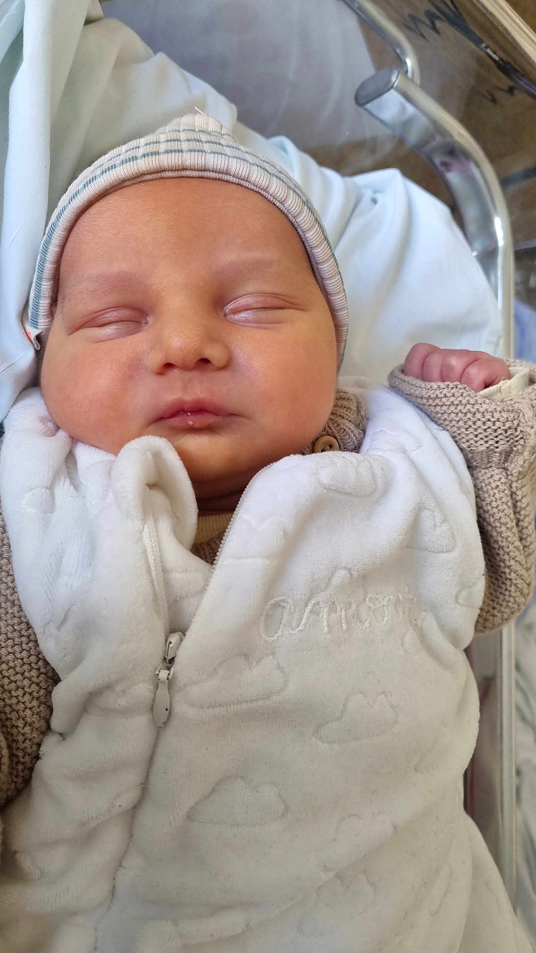 Eden participe au concours pour gagner de l'argent avec cette photo : baby, newborn, sleeping, infant, hat, blanket, clothing, cozy, hospital, bassinet, face, peaceful, child, person, cute, soft, portrait, closeup, resting, wrapped