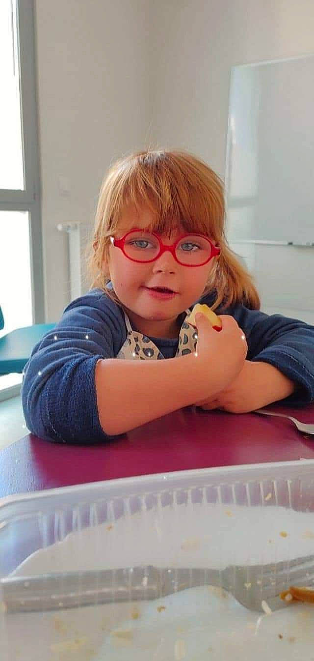Mélissa participe au concours pour gagner de l'argent avec cette photo : chair, cheek, child, comfort, eyewear, facial_expression, finger, flooring, fun, glasses, goggles, happy, leisure, person, sitting, skin, table, thumb, toddler, vision_care