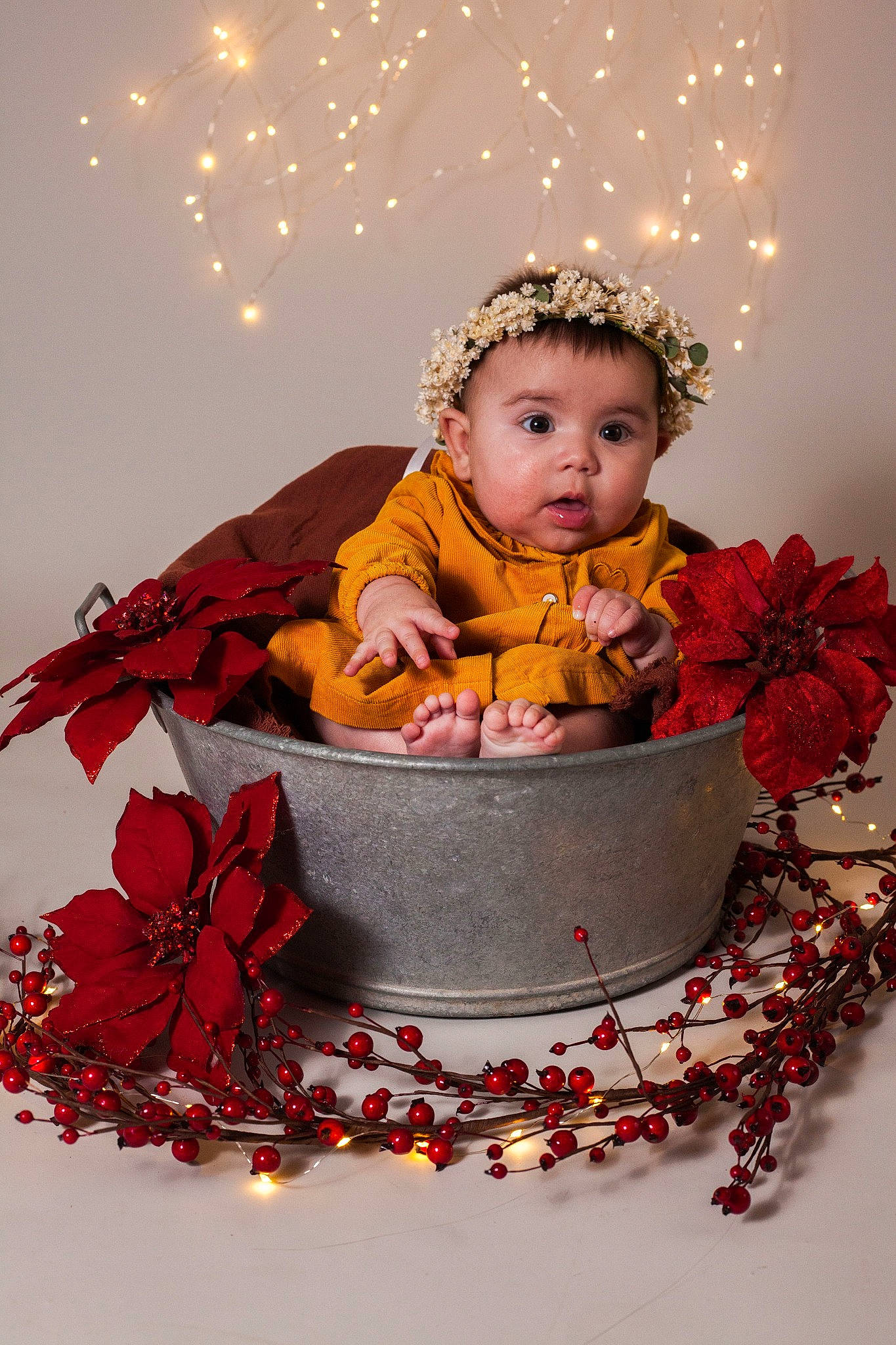 Elise a rejoint le concours — aidez-le/la à gagner de superbes lots ! baby, baby_toddler_clothing, child, christmas_decoration, christmas_ornament, costume_hat, event, facial_expression, fashion_accessory, flower, happy, holiday, jewellery, ornament, person, petal, picture_frame, pink, red, sleeve