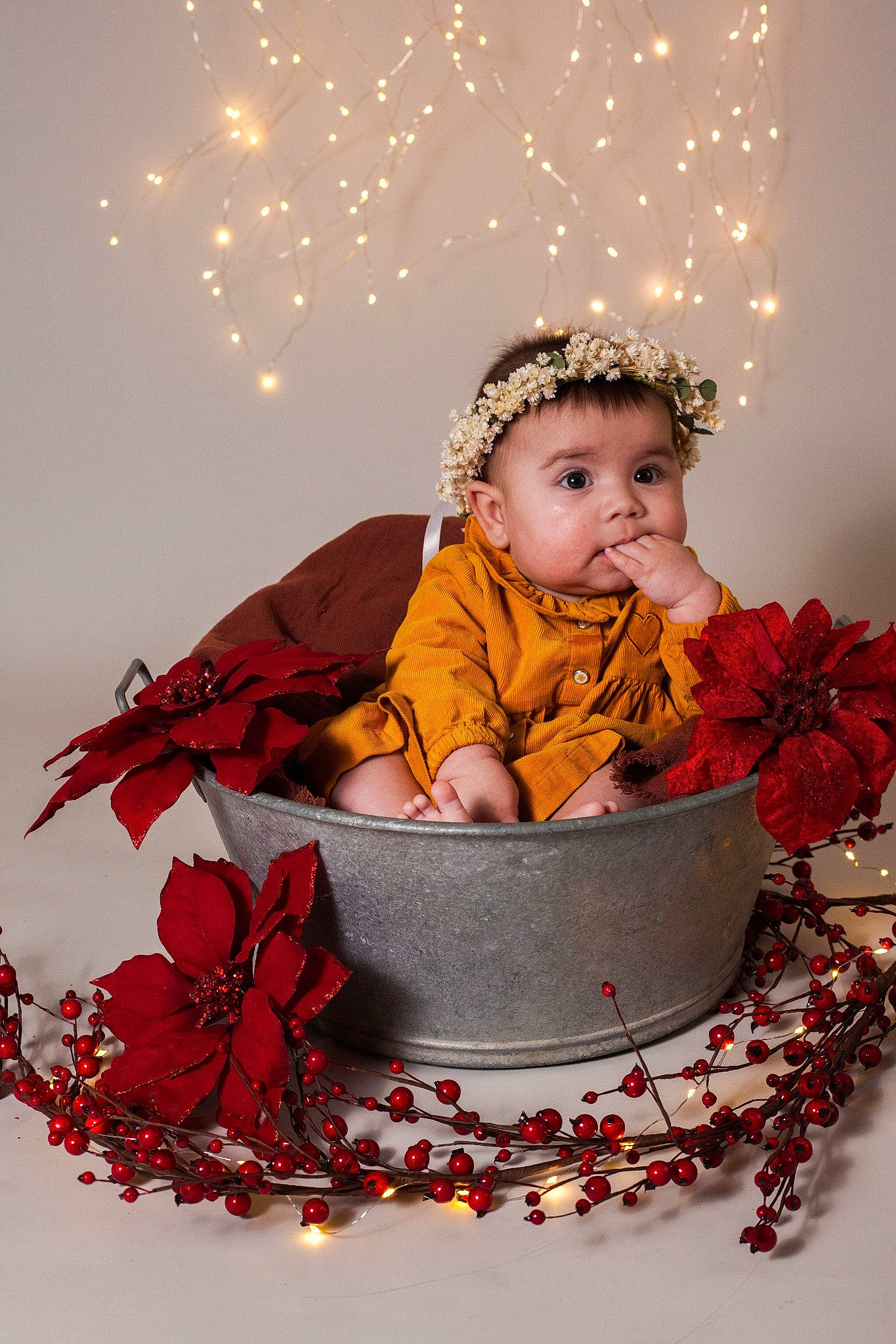 Elise participe au concours pour gagner de l'argent avec cette photo : arm, baby, baby_toddler_clothing, child, christmas_decoration, christmas_eve, christmas_ornament, event, hand, happy, head, human_body, ornament, outerwear, pattern, person, plant, red, sleeve, toddler