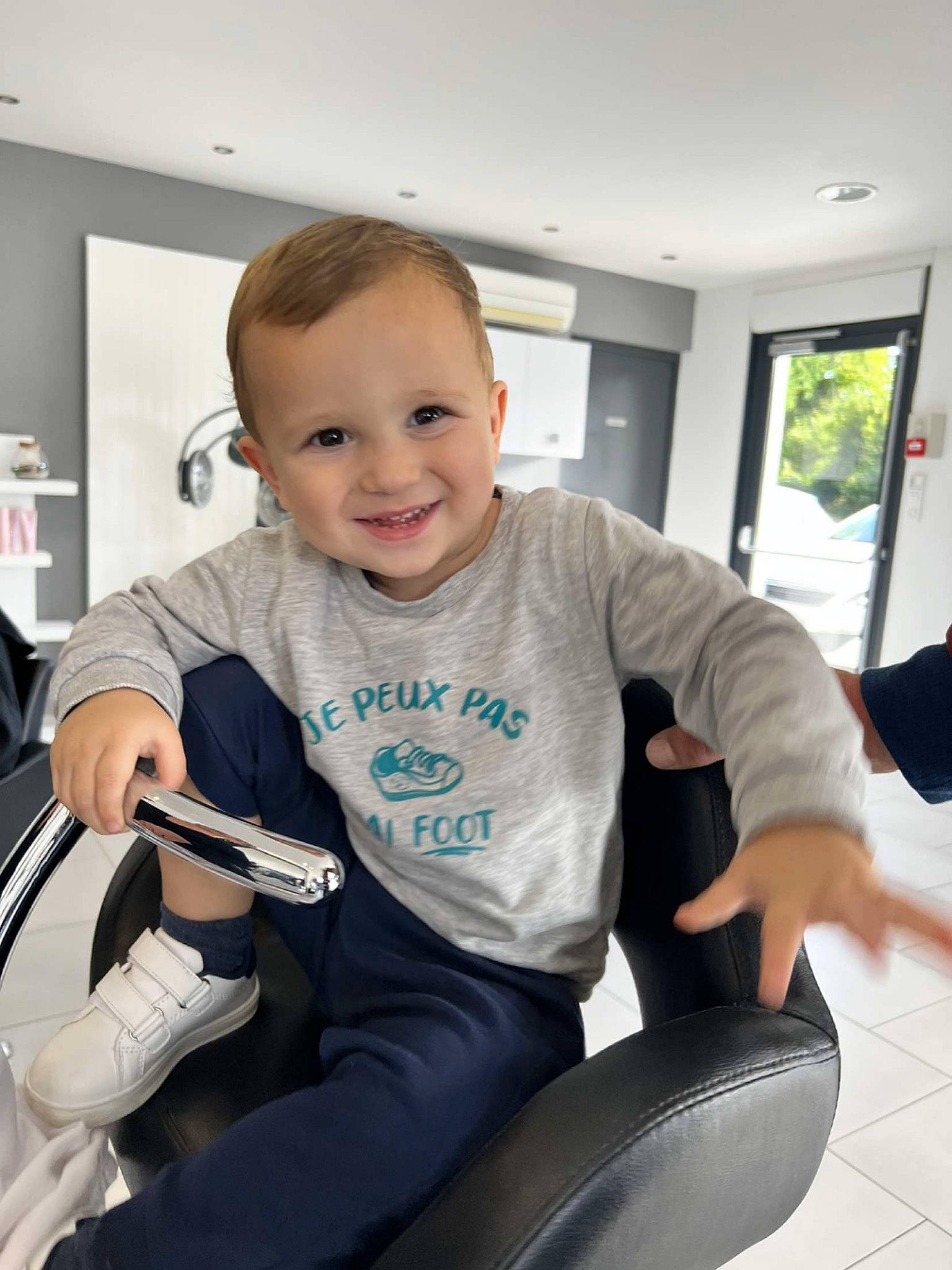 Hugo participe au concours pour gagner de l'argent avec cette photo : arm, blond, chair, comfort, flooring, happy, human_leg, joy, knee, lap, leg, leisure, person, shoulder, sitting, sleeve, smile, sock, sportswear, t_shirt