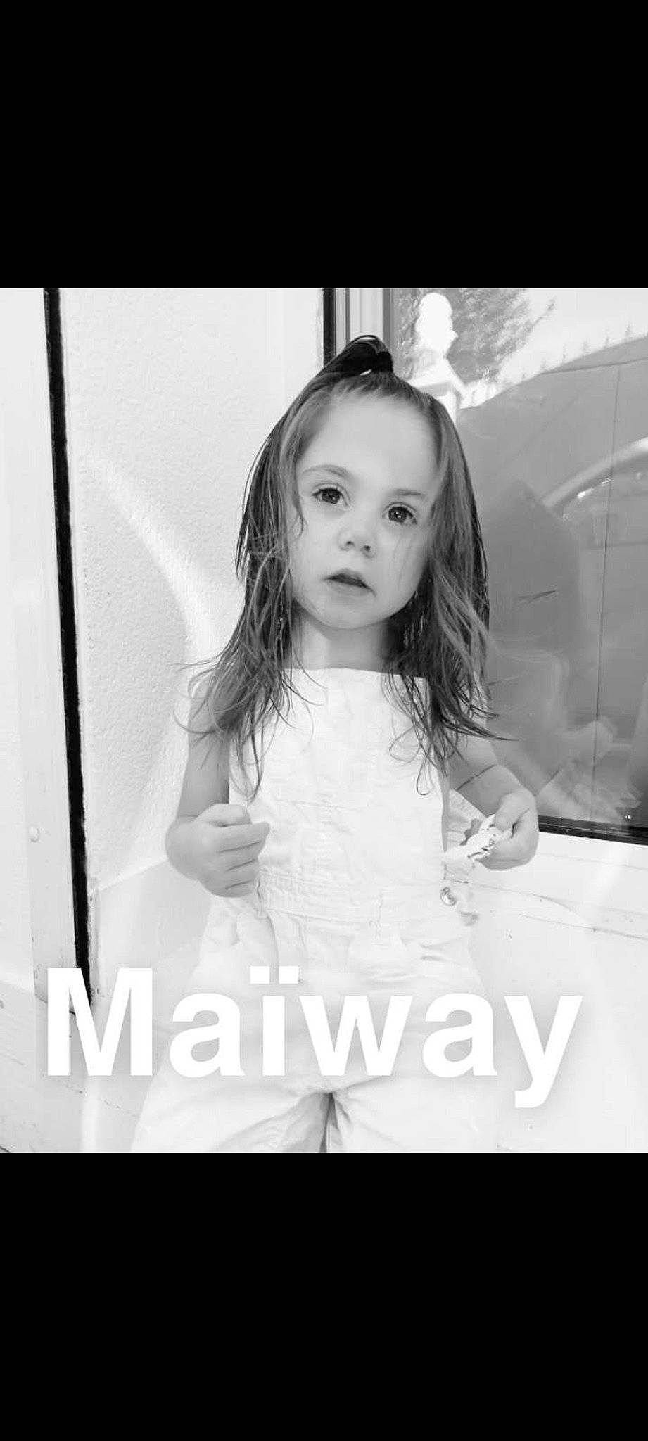 Maiway a rejoint le concours — aidez-le/la à gagner de superbes lots ! black_and_white, blond, child, dress, eyebrow, eyelash, flash_photography, font, fun, gesture, hairstyle, happy, iris, long_hair, monochrome, monochrome_photography, person, photo_caption, poster, style