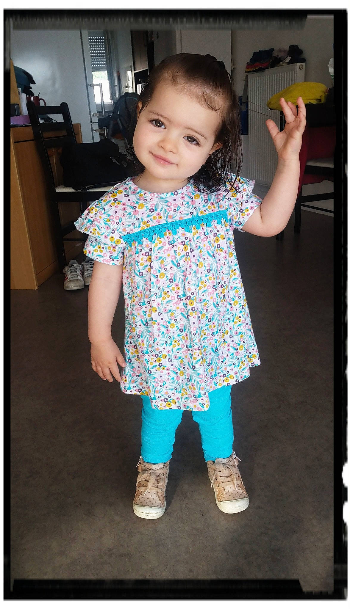 Jeanne participe au concours pour gagner de l'argent avec cette photo : baby_toddler_clothing, child, cool, electric_blue, face, finger, flash_photography, gesture, happy, joint, joy, pattern, person, photograph, skin, sleeve, smile, snapshot, standing, toddler