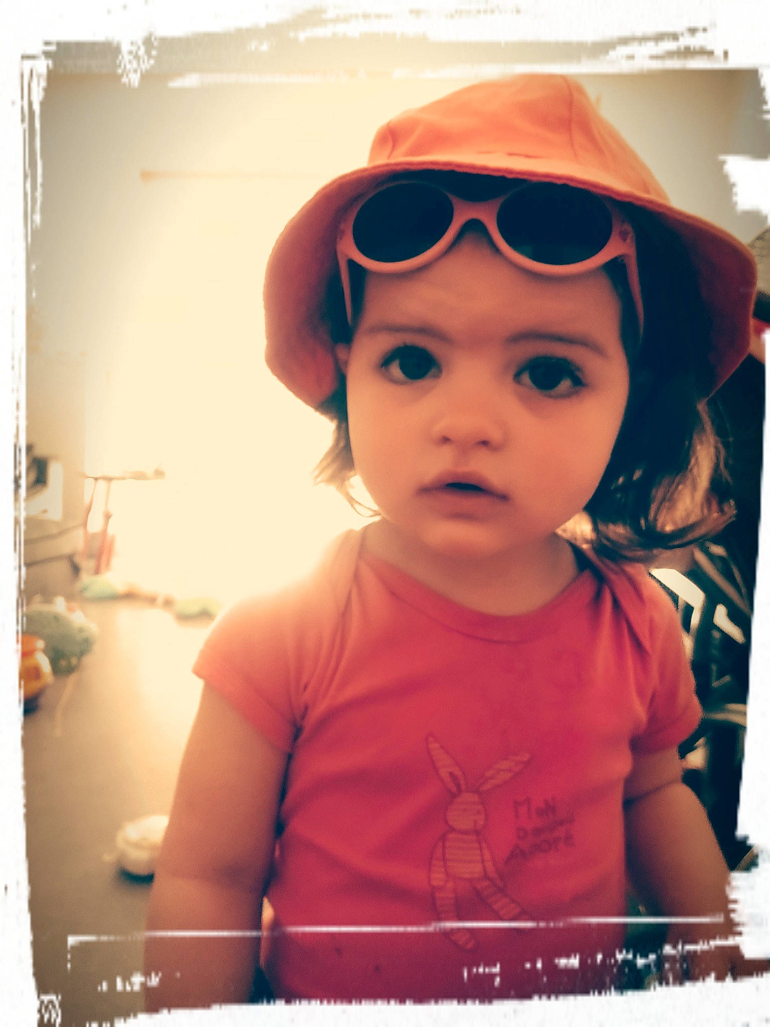 Jeanne a rejoint le concours — aidez-le/la à gagner de superbes lots ! baby_toddler_clothing, baseball_cap, beauty, cap, child, eyewear, goggles, happy, hat, headgear, lip, mouth, person, personal_protective_equipment, photograph, pink, snapshot, sunglasses, t_shirt, toddler