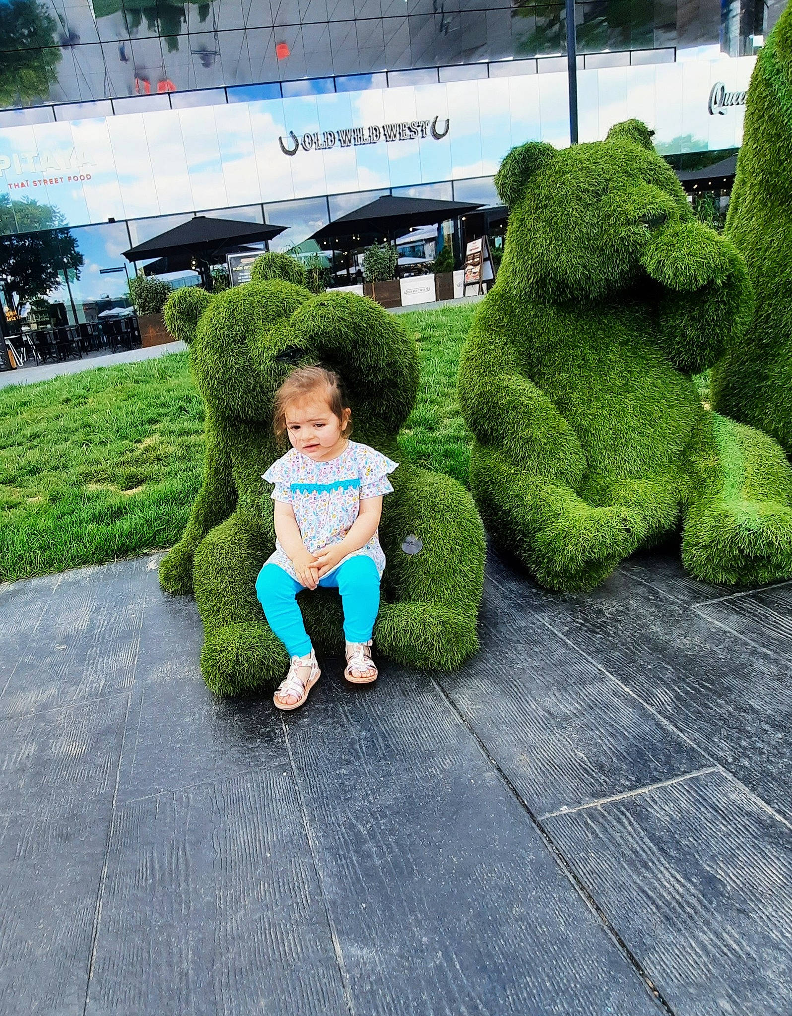 Jeanne a rejoint le concours — aidez-le/la à gagner de superbes lots ! asphalt, baby, child, flooring, fun, garden, grass, groundcover, hedge, landscape, landscaping, lawn, leisure, people_in_nature, person, plant, road_surface, shrub, toddler, tree