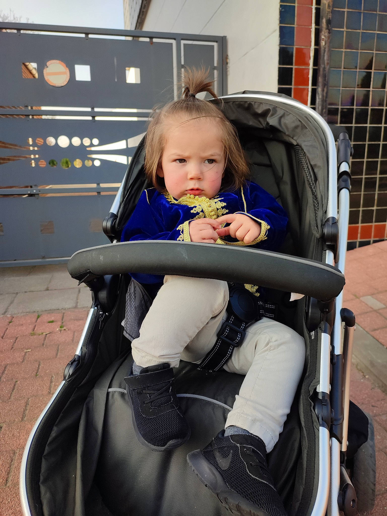 Nahil participe au concours pour gagner de l'argent avec cette photo : auto_part, automotive_design, baby, baby_carriage, baby_products, baby_safety, bag, car_seat, child, comfort, electric_blue, fun, luggage_and_bags, motor_vehicle, person, service, sitting, street_fashion, toddler, travel