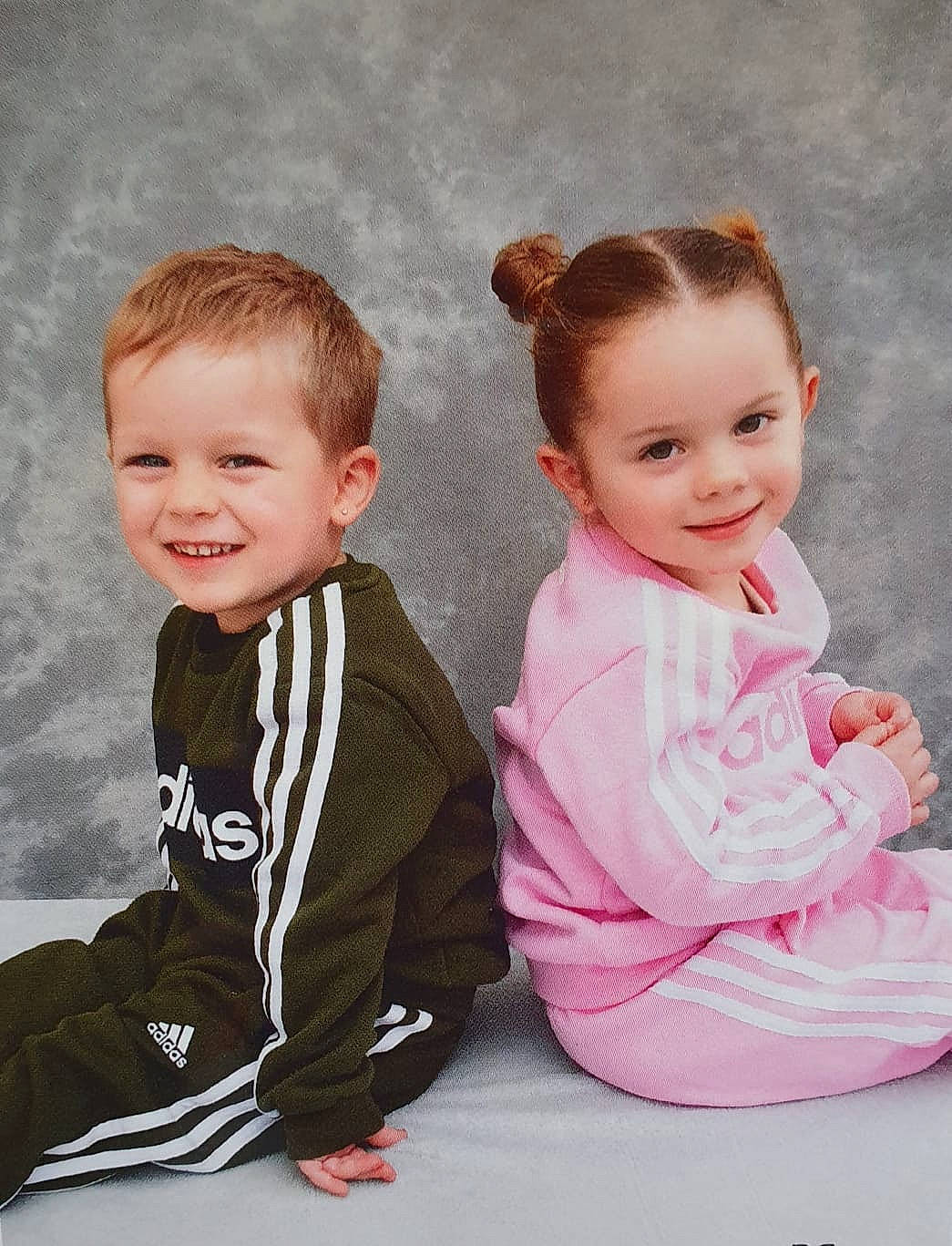 Luccenzo participe au concours pour gagner de l'argent avec cette photo : baby, baby_toddler_clothing, cheek, child, event, flooring, formal_wear, fun, gesture, hair, hairstyle, happy, joy, outerwear, person, shoulder, sitting, skin, sleeve, smile