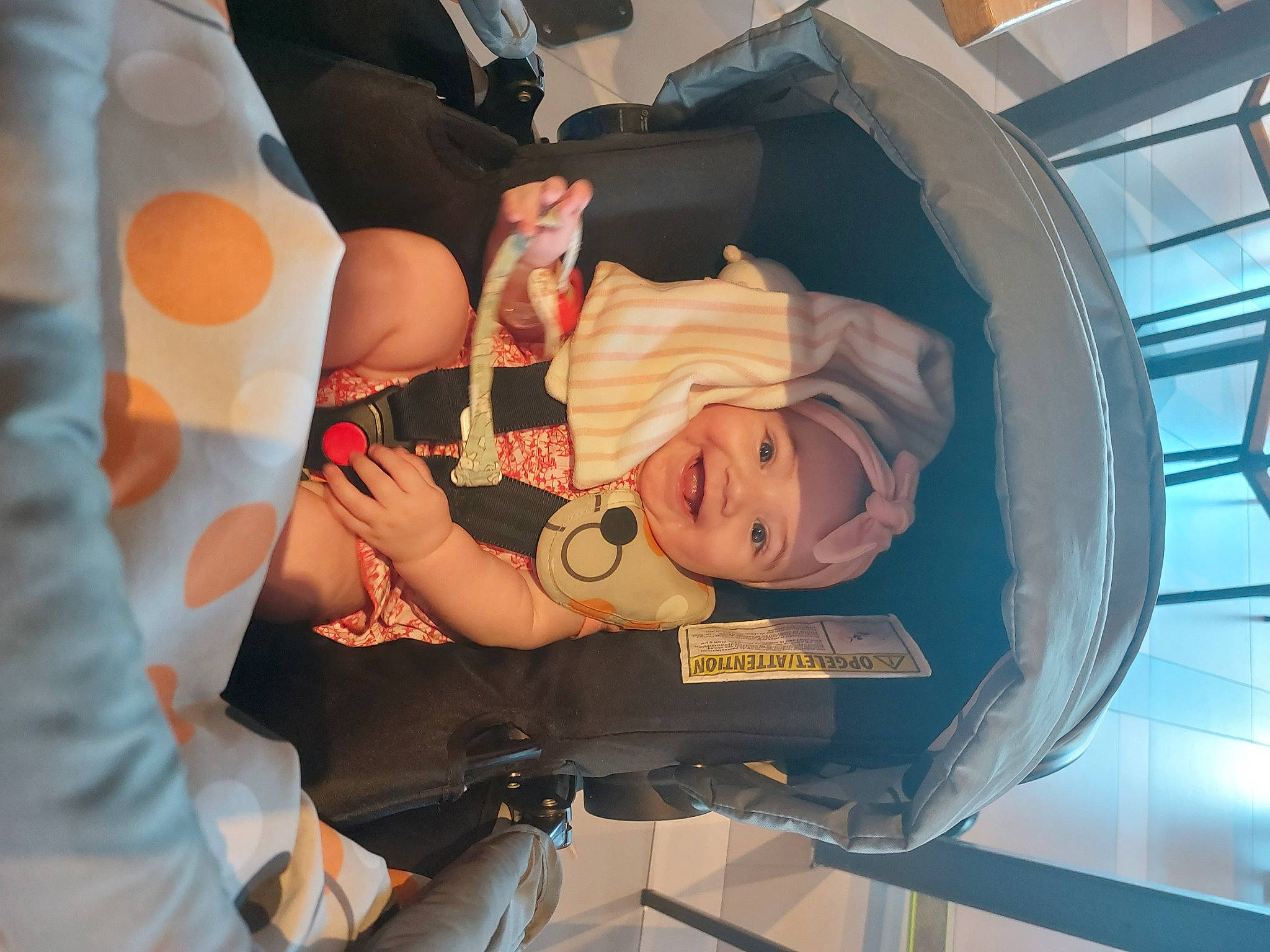 Laura a rejoint le concours — aidez-le/la à gagner de superbes lots ! animation, baby_carriage, baby_products, child, comfort, costume, fun, hat, headwear, human_leg, joy, knee, person, room, thigh, toddler