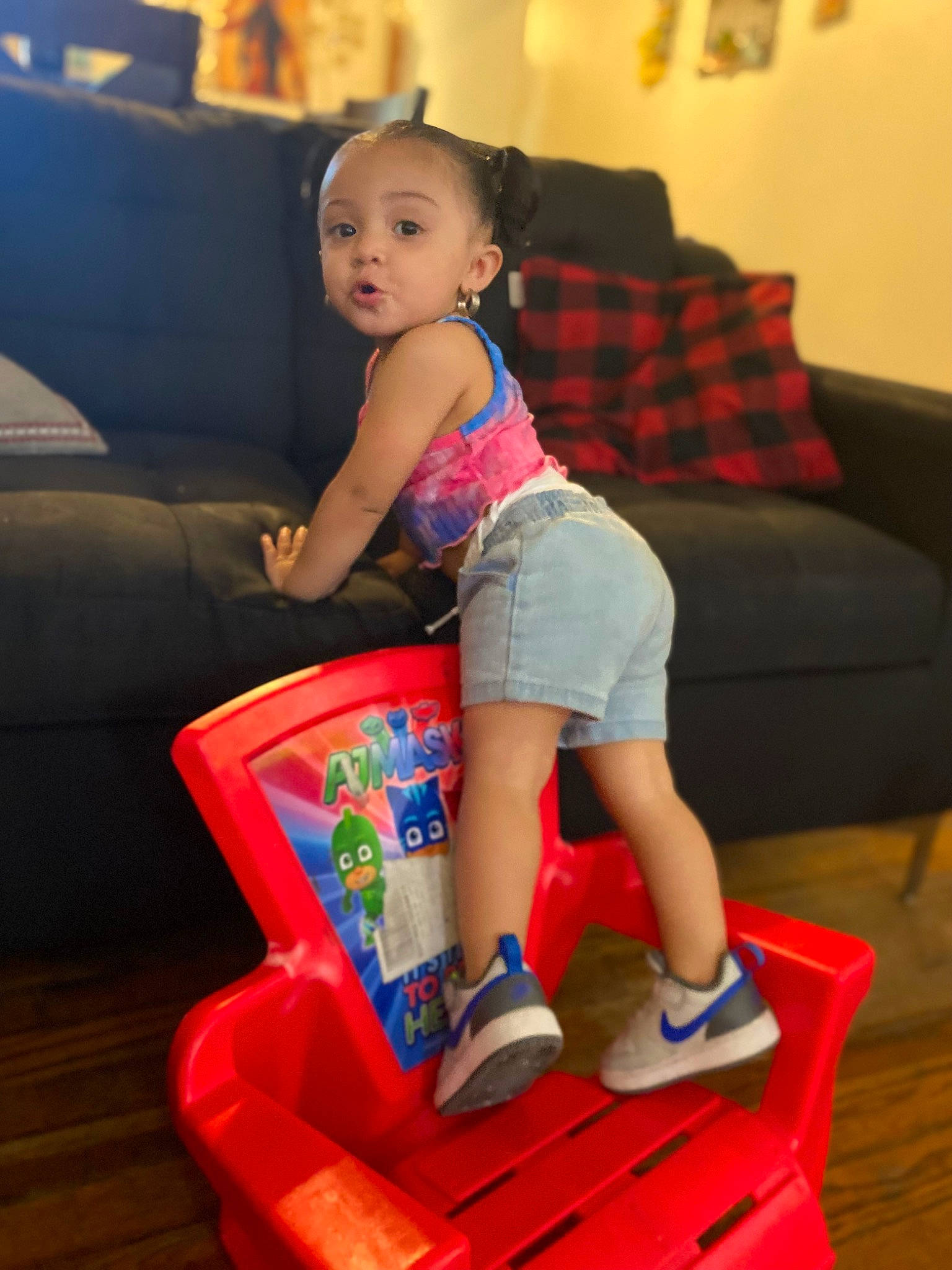 Lexis is registered to the contest to win money with this photo: comfort, couch, flooring, foot, fun, human_leg, knee, lap, leg, leisure, mammal, person, picture_frame, recreation, shorts, sitting, sneakers, sock, tartan, thigh