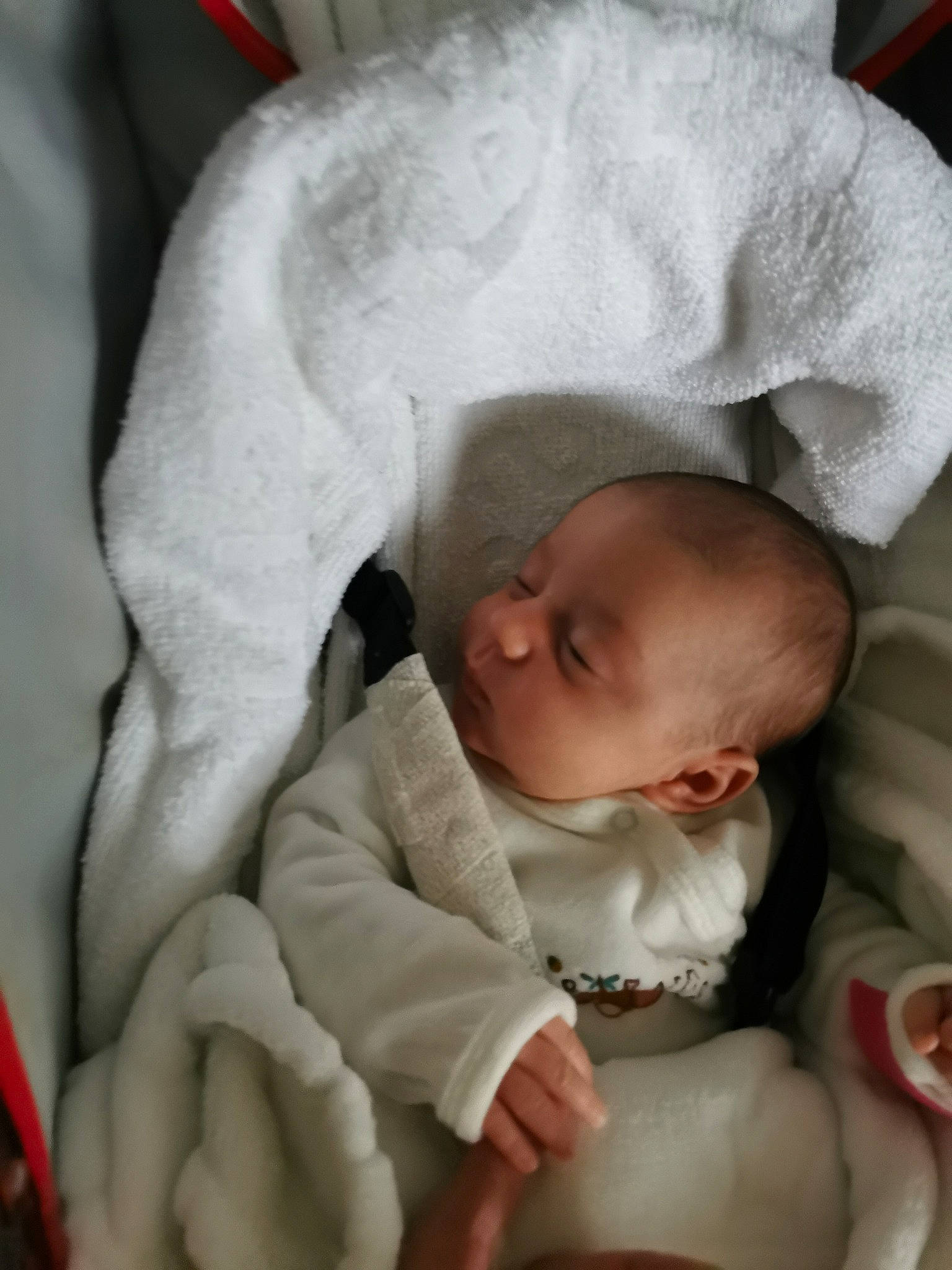 Inaïa a rejoint le concours — aidez-le/la à gagner de superbes lots ! baby, baby_products, baby_safety, baby_sleeping, baby_toddler_clothing, bedtime, cheek, child, comfort, eye, head, iris, linens, nap, person, sitting, skin, sleep, thumb, toddler