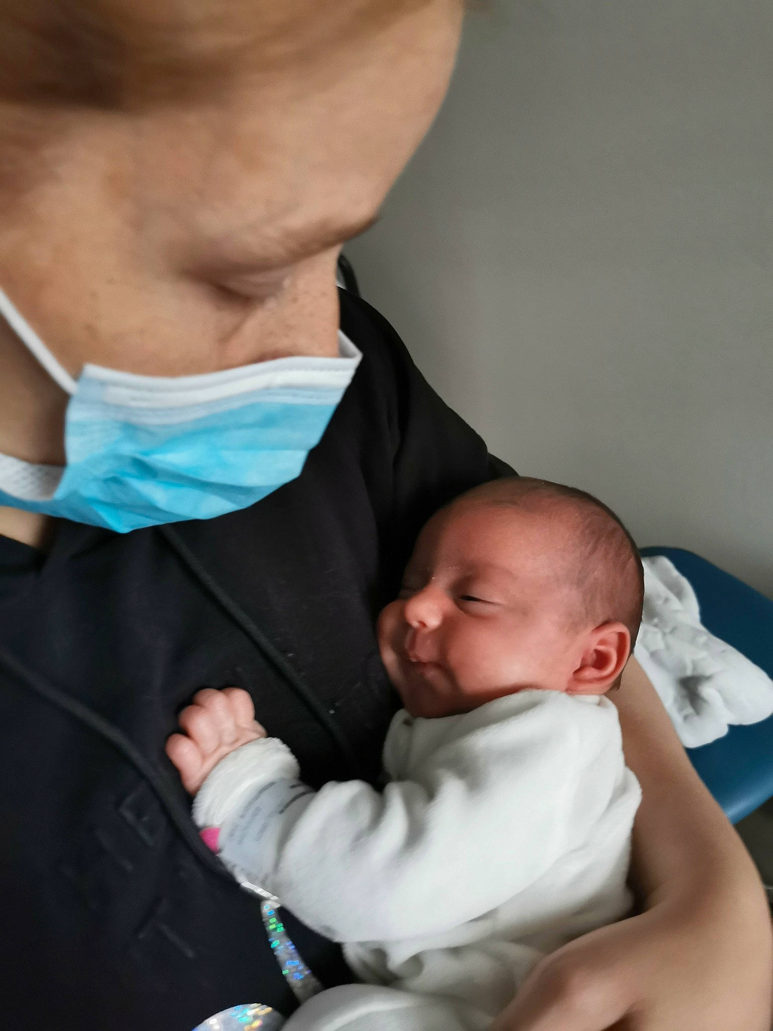 Inaïa participe au concours pour gagner de l'argent avec cette photo : abdomen, baby, baby_toddler_clothing, cheek, child, collar, comfort, elbow, eye, finger, gesture, hand, human_body, people, person, product, sitting, skin, sleeve, t_shirt