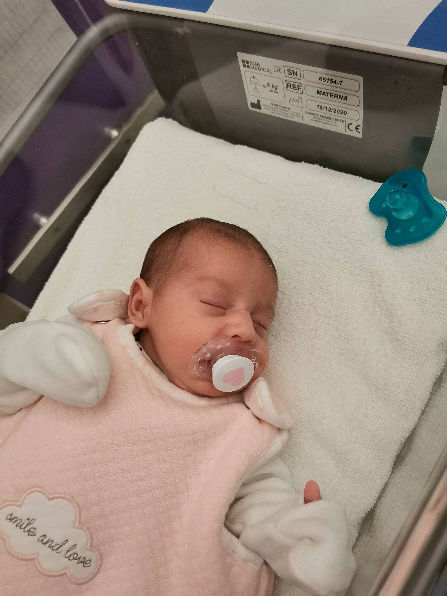 Inaïa a rejoint le concours — aidez-le/la à gagner de superbes lots ! baby, baby_products, baby_safety, baby_sleeping, baby_toddler_clothing, bed, bedding, bedtime, cheek, child, comfort, infant_bed, linens, mouth, nap, person, room, skin, sleep, toddler