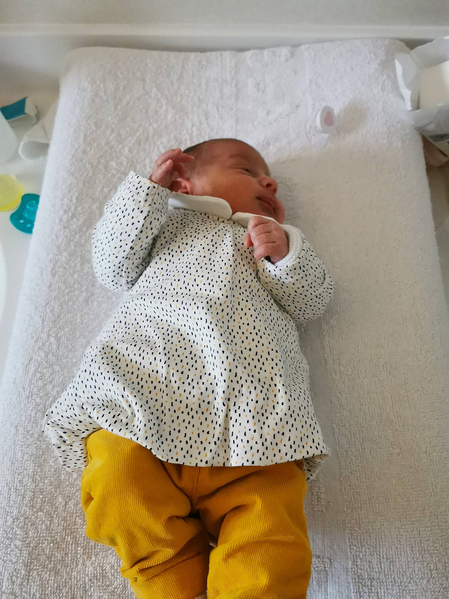 Inaïa participe au concours pour gagner de l'argent avec cette photo : baby, baby_products, baby_safety, baby_sleeping, baby_toddler_clothing, bed_sheet, bedding, bedtime, child, comfort, flooring, infant_bed, linens, pattern, person, room, sleeve, textile, toddler, wool