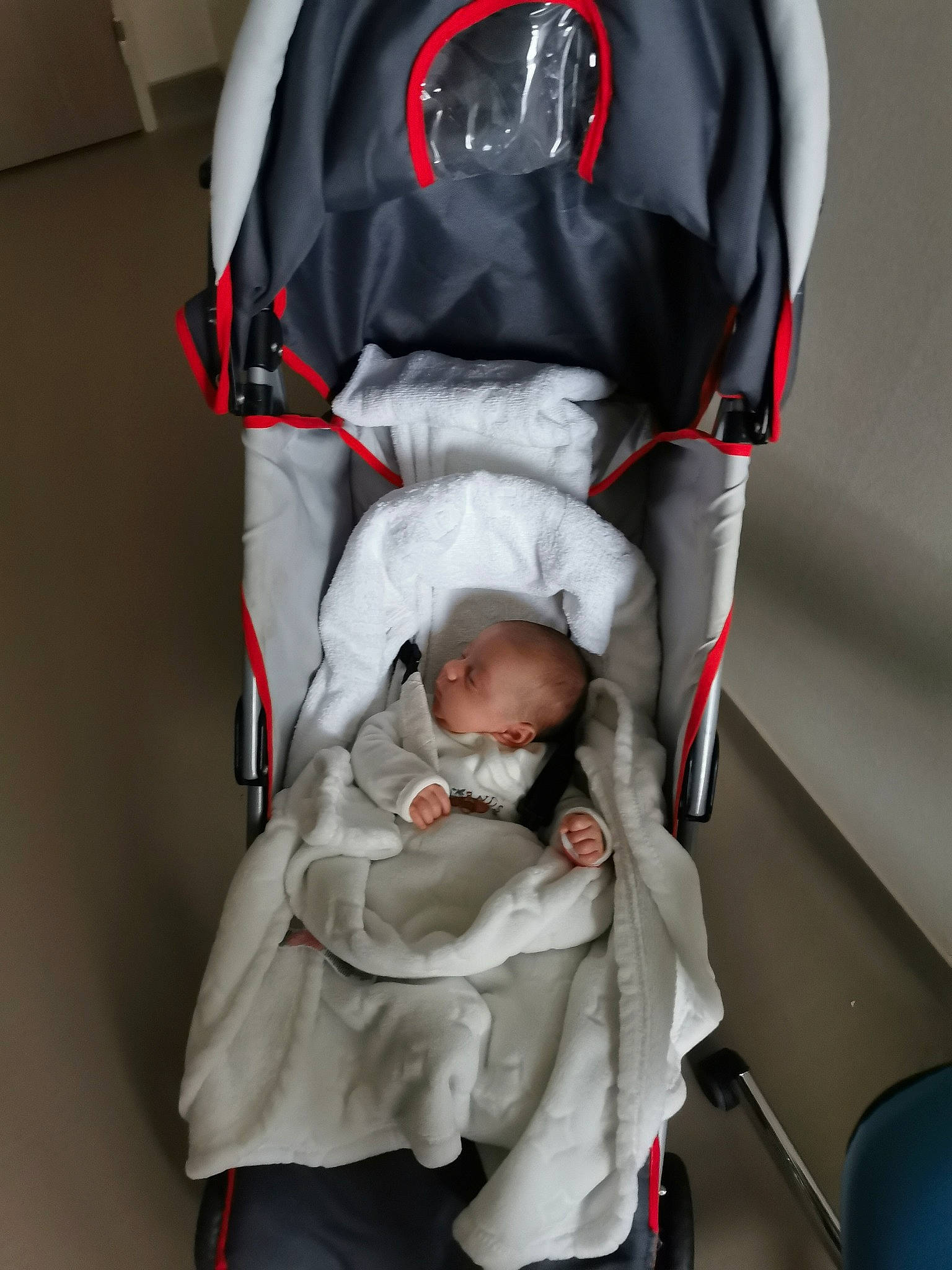Inaïa a rejoint le concours — aidez-le/la à gagner de superbes lots ! auto_part, baby, baby_carriage, baby_in_car_seat, baby_products, baby_safety, baby_sleeping, baby_toddler_clothing, car_seat, carmine, child, comfort, gesture, human_body, person, seat_belt, service, sitting, sleeve, toddler