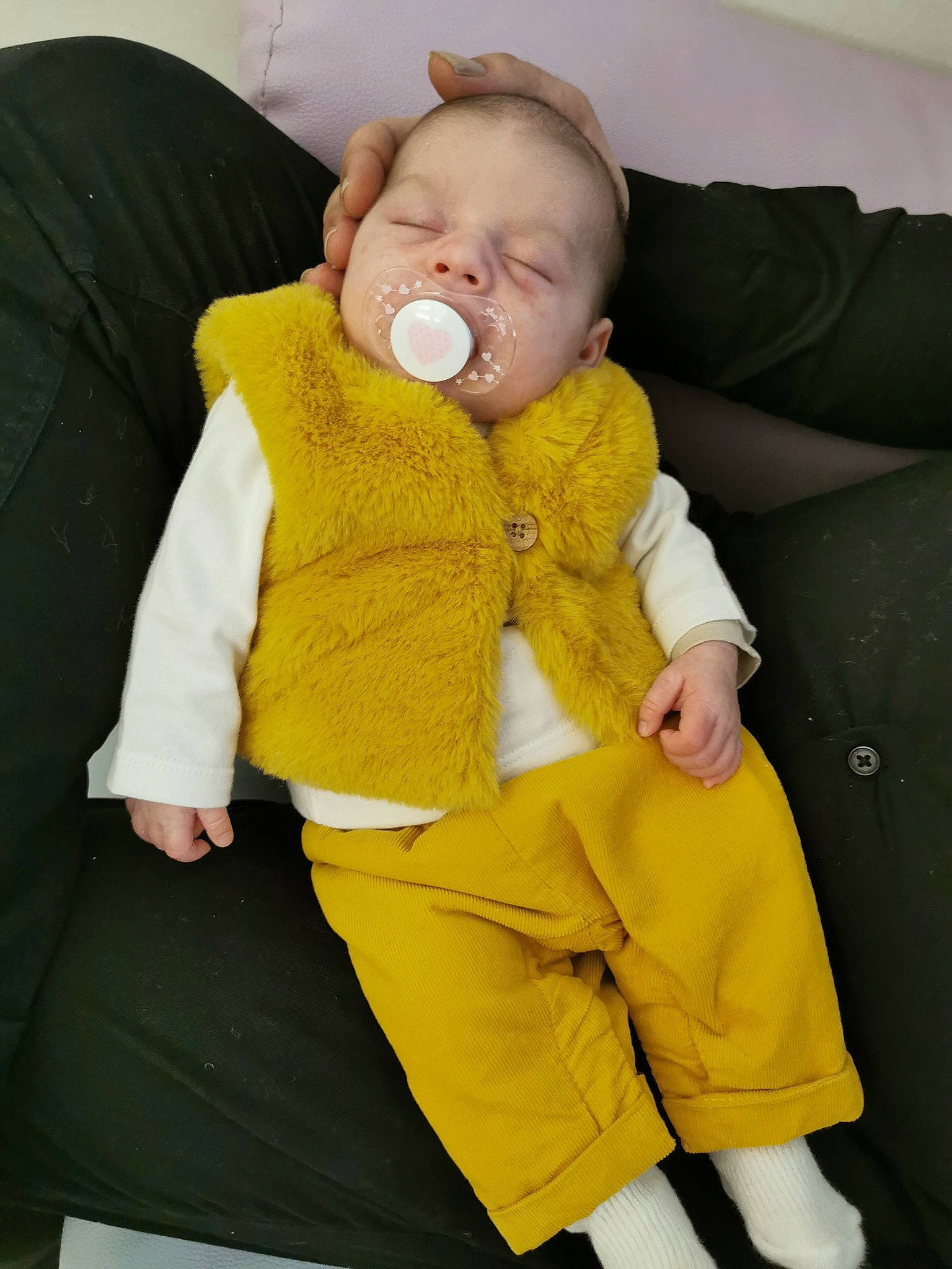 Inaïa a rejoint le concours — aidez-le/la à gagner de superbes lots ! baby, baby_products, baby_sleeping, baby_toddler_clothing, child, comfort, couch, eye, human_leg, joint, lap, leg, linens, outerwear, person, sitting, sleeve, stuffed_toy, thigh, toddler