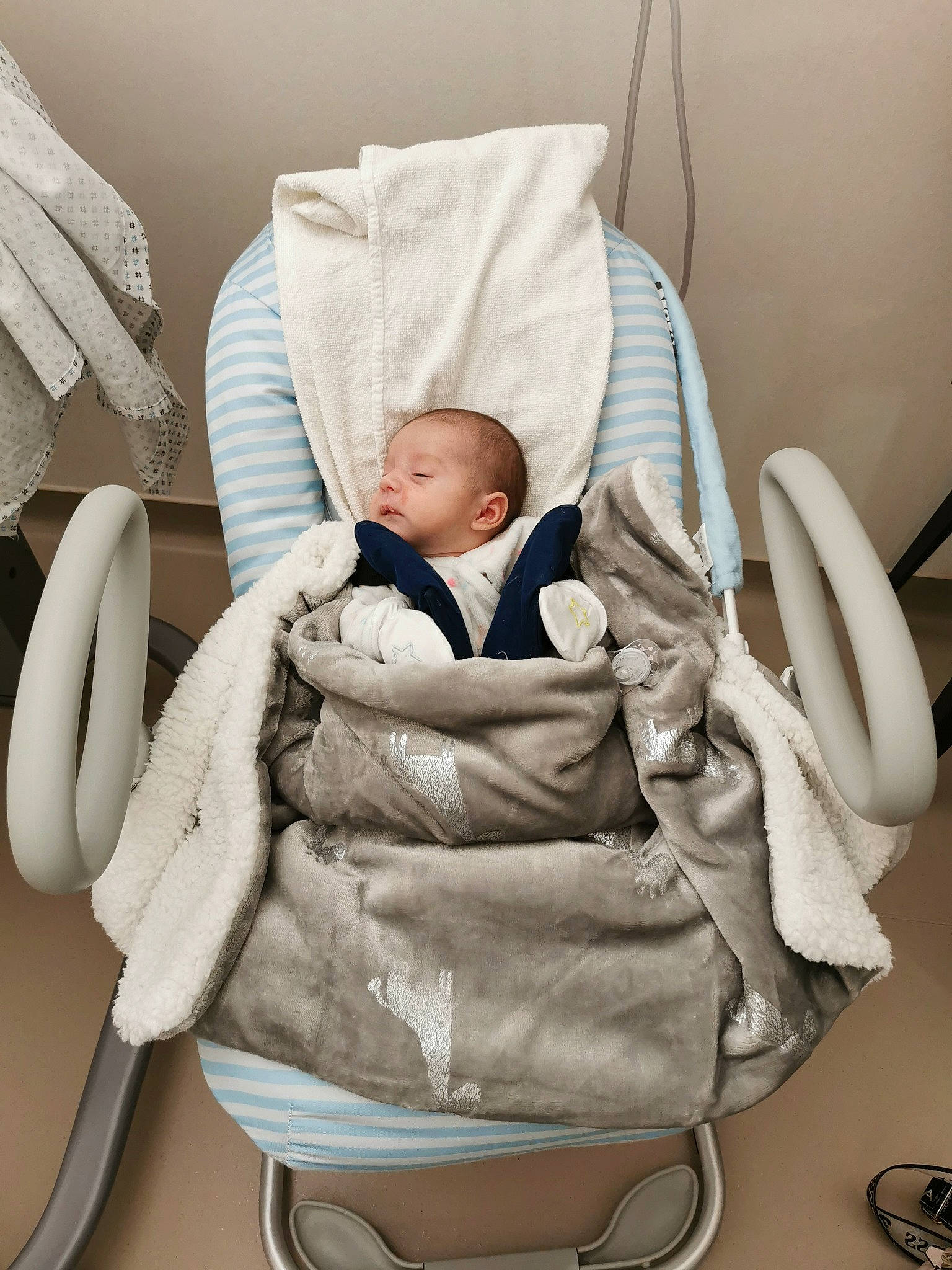 Inaïa a rejoint le concours — aidez-le/la à gagner de superbes lots ! baby, baby_products, baby_safety, baby_sleeping, baby_toddler_clothing, beauty, child, comfort, infant_bed, linens, person, product, room, service, sitting, thumb, toddler, white