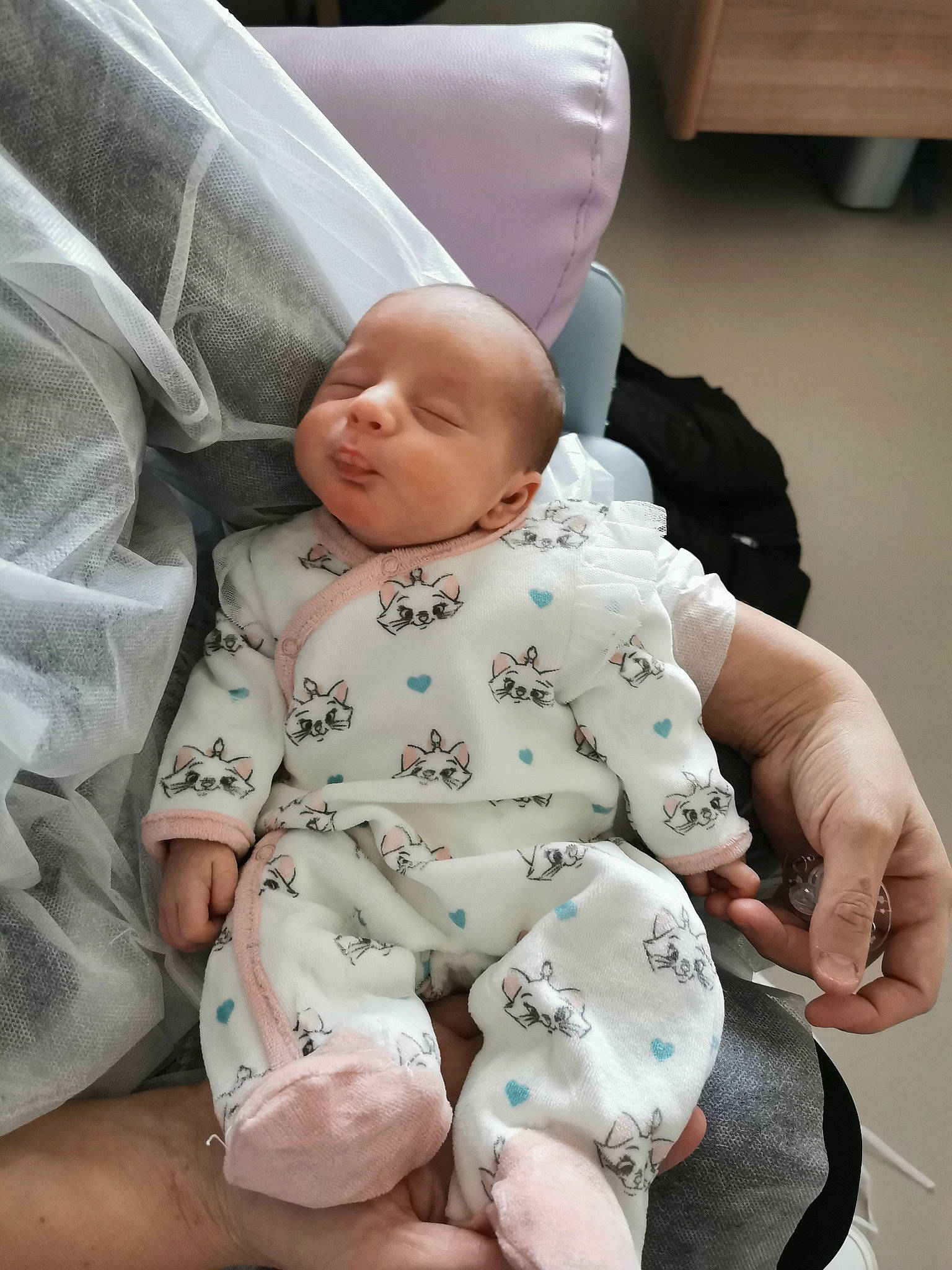 Inaïa participe au concours pour gagner de l'argent avec cette photo : abdomen, baby, baby_products, baby_toddler_clothing, cheek, child, comfort, face, facial_expression, foot, gesture, knee, linens, person, product, sitting, skin, sleeve, stomach, thigh