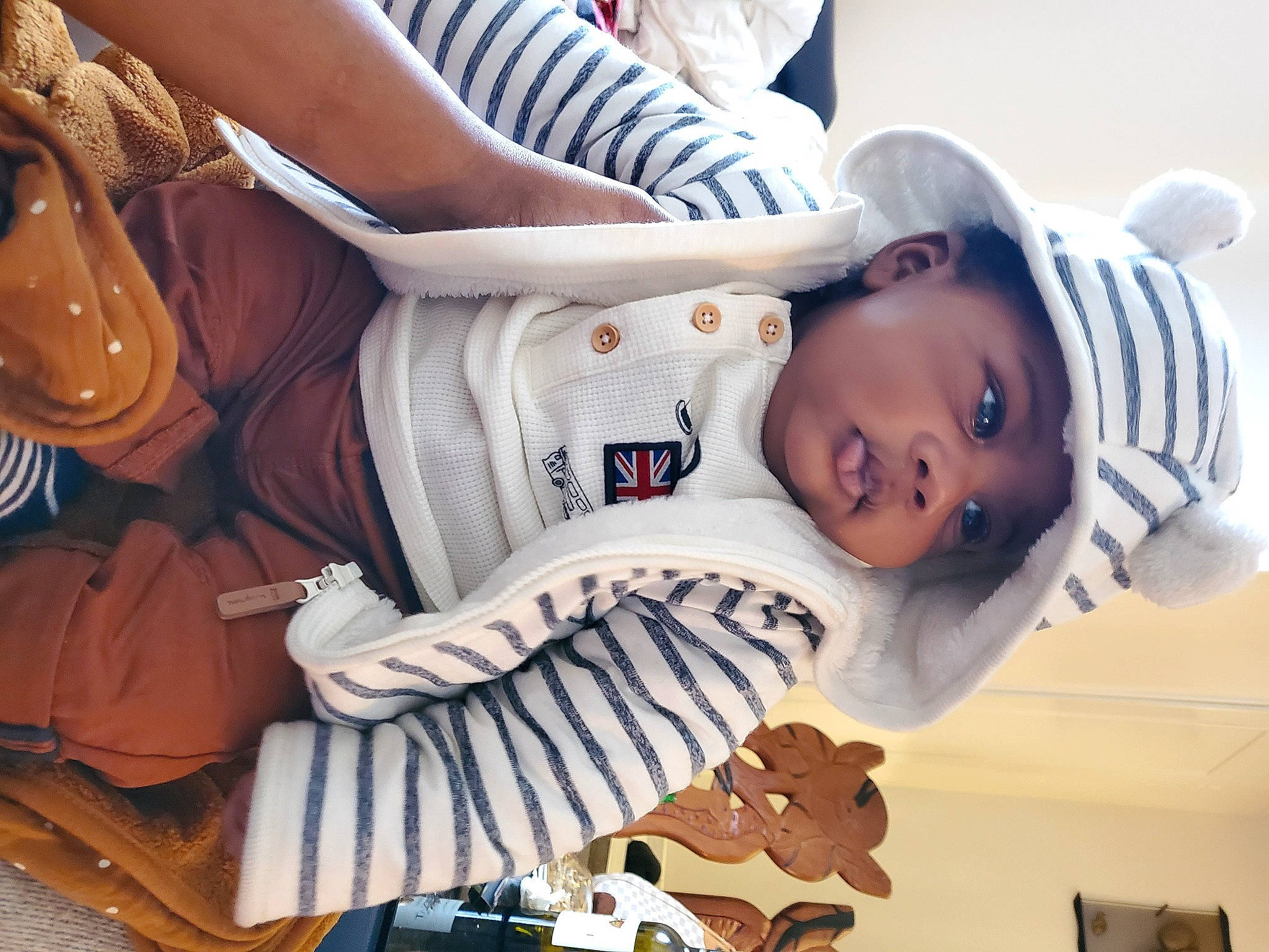 Noah a rejoint le concours — aidez-le/la à gagner de superbes lots ! arm, baby_toddler_clothing, cap, cheek, child, comfort, cool, eyelash, fashion, finger, hairstyle, hand, happy, headgear, headwear, human_body, mouth, person, plant, sleeve