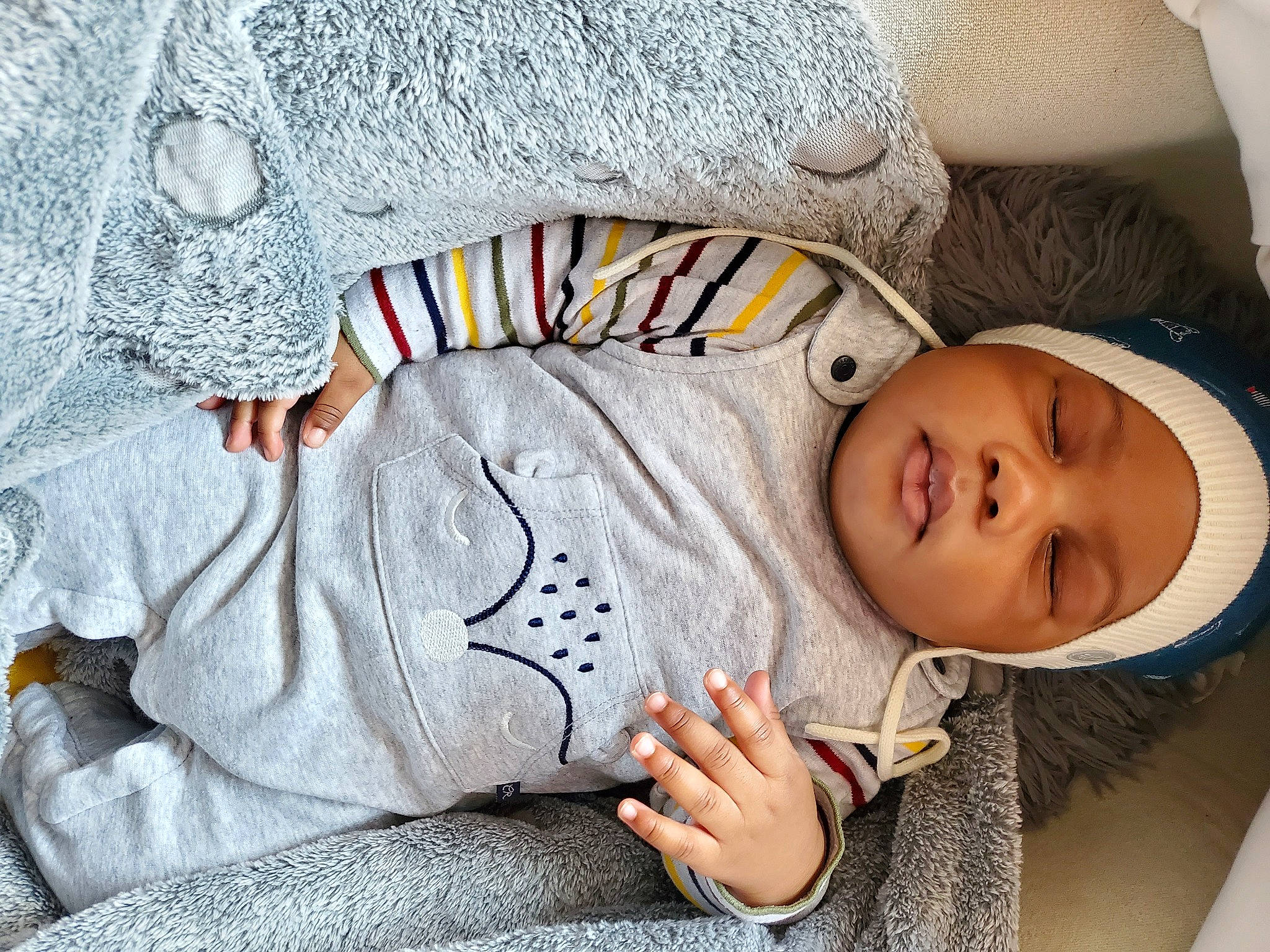 Noah a rejoint le concours — aidez-le/la à gagner de superbes lots ! arm, baby, baby_toddler_clothing, cheek, comfort, couch, eye, face, facial_expression, finger, hand, head, headwear, leg, mammal, mouth, neck, nose, person, skin